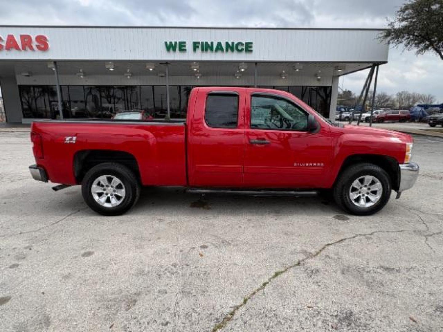 2013 Victory Red /Ebony Cloth Interior Chevrolet Silverado 1500 LT Ext. Cab 4WD (1GCRKSE78DZ) with an 5.3L V8 OHV 16V FFV engine, Automatic transmission, located at 12182 Garland Rd, Dallas, TX, 75218, (214) 521-2040, 0.000000, 0.000000 - Photo#16