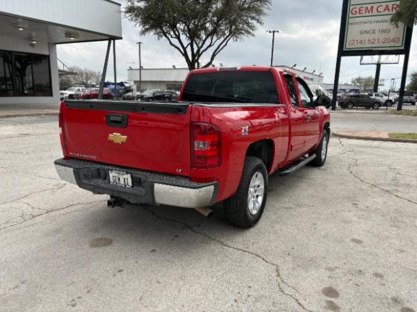 2013 Victory Red /Ebony Cloth Interior Chevrolet Silverado 1500 LT Ext. Cab 4WD (1GCRKSE78DZ) with an 5.3L V8 OHV 16V FFV engine, Automatic transmission, located at 12182 Garland Rd, Dallas, TX, 75218, (214) 521-2040, 0.000000, 0.000000 - Photo#17
