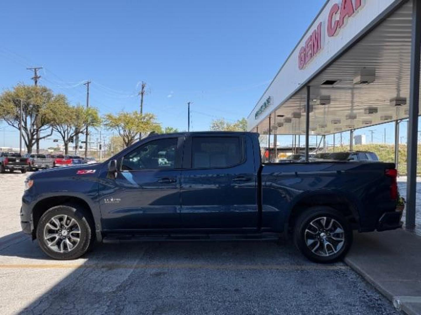 2022 Northsky Blue Metall /Gideon/Very Dark Atm Chevrolet Silverado 1500 RST Crew Cab 4WD (3GCUDEEL7NG) with an 6.2L V8 OHV 16V engine, 6-Speed Automatic transmission, located at 12182 Garland Rd, Dallas, TX, 75218, (214) 521-2040, 0.000000, 0.000000 - Photo#3