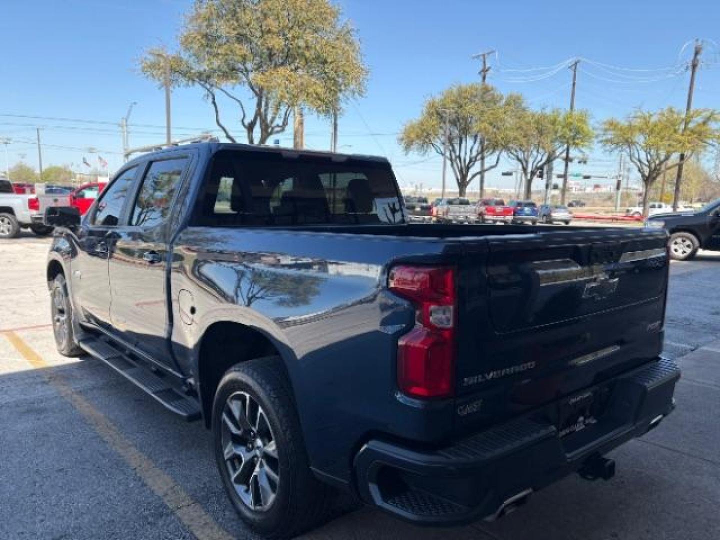 2022 Northsky Blue Metall /Gideon/Very Dark Atm Chevrolet Silverado 1500 RST Crew Cab 4WD (3GCUDEEL7NG) with an 6.2L V8 OHV 16V engine, 6-Speed Automatic transmission, located at 12182 Garland Rd, Dallas, TX, 75218, (214) 521-2040, 0.000000, 0.000000 - Photo#4