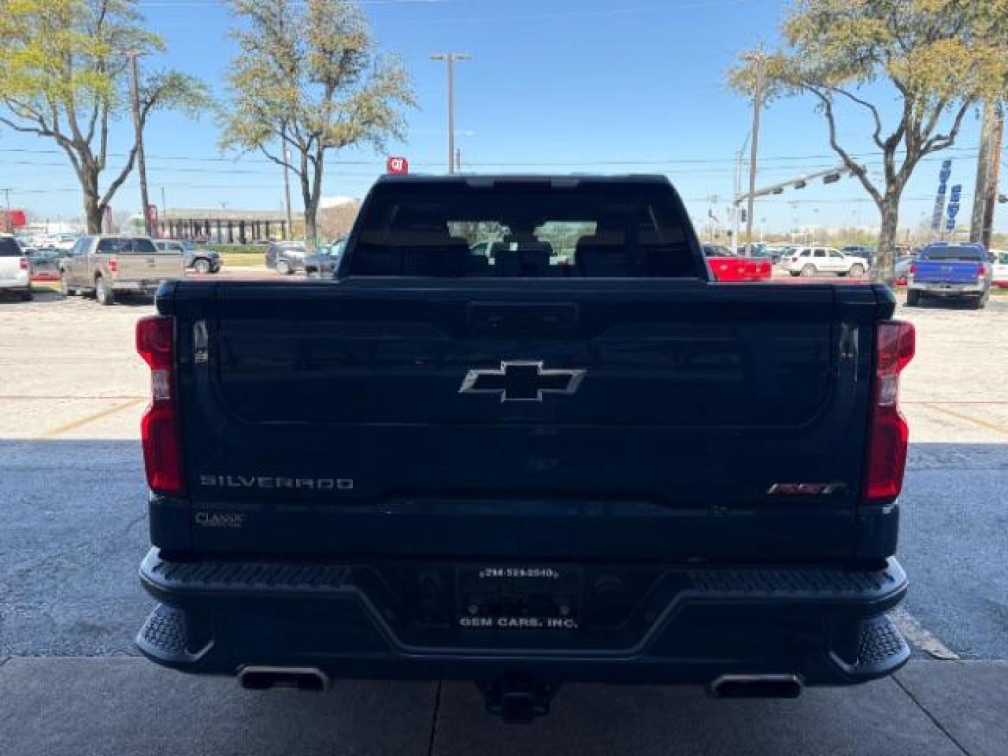 2022 Northsky Blue Metall /Gideon/Very Dark Atm Chevrolet Silverado 1500 RST Crew Cab 4WD (3GCUDEEL7NG) with an 6.2L V8 OHV 16V engine, 6-Speed Automatic transmission, located at 12182 Garland Rd, Dallas, TX, 75218, (214) 521-2040, 0.000000, 0.000000 - Photo#5