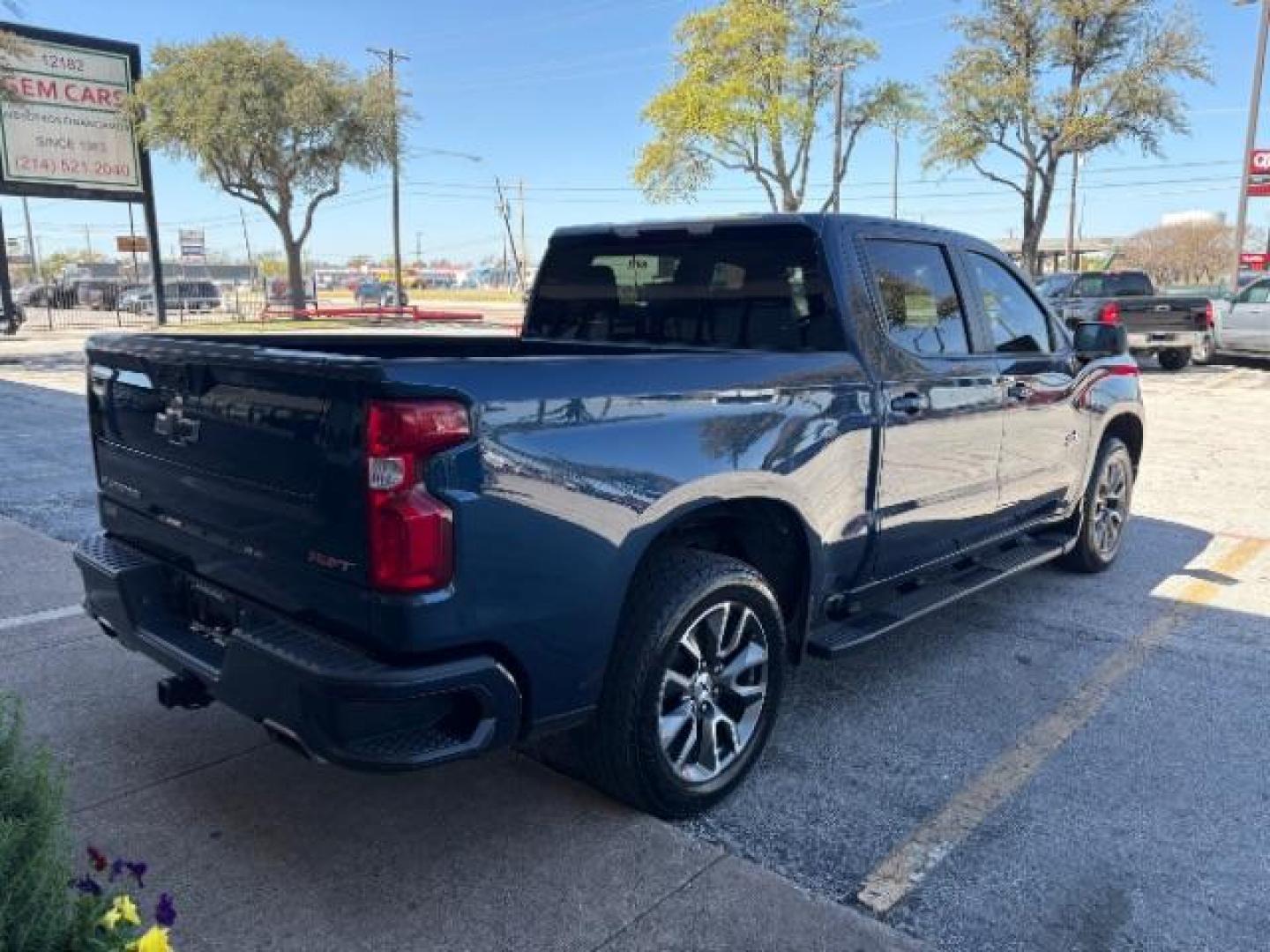 2022 Northsky Blue Metall /Gideon/Very Dark Atm Chevrolet Silverado 1500 RST Crew Cab 4WD (3GCUDEEL7NG) with an 6.2L V8 OHV 16V engine, 6-Speed Automatic transmission, located at 12182 Garland Rd, Dallas, TX, 75218, (214) 521-2040, 0.000000, 0.000000 - Photo#6