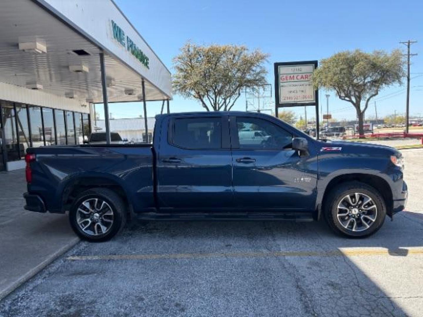 2022 Northsky Blue Metall /Gideon/Very Dark Atm Chevrolet Silverado 1500 RST Crew Cab 4WD (3GCUDEEL7NG) with an 6.2L V8 OHV 16V engine, 6-Speed Automatic transmission, located at 12182 Garland Rd, Dallas, TX, 75218, (214) 521-2040, 0.000000, 0.000000 - Photo#7