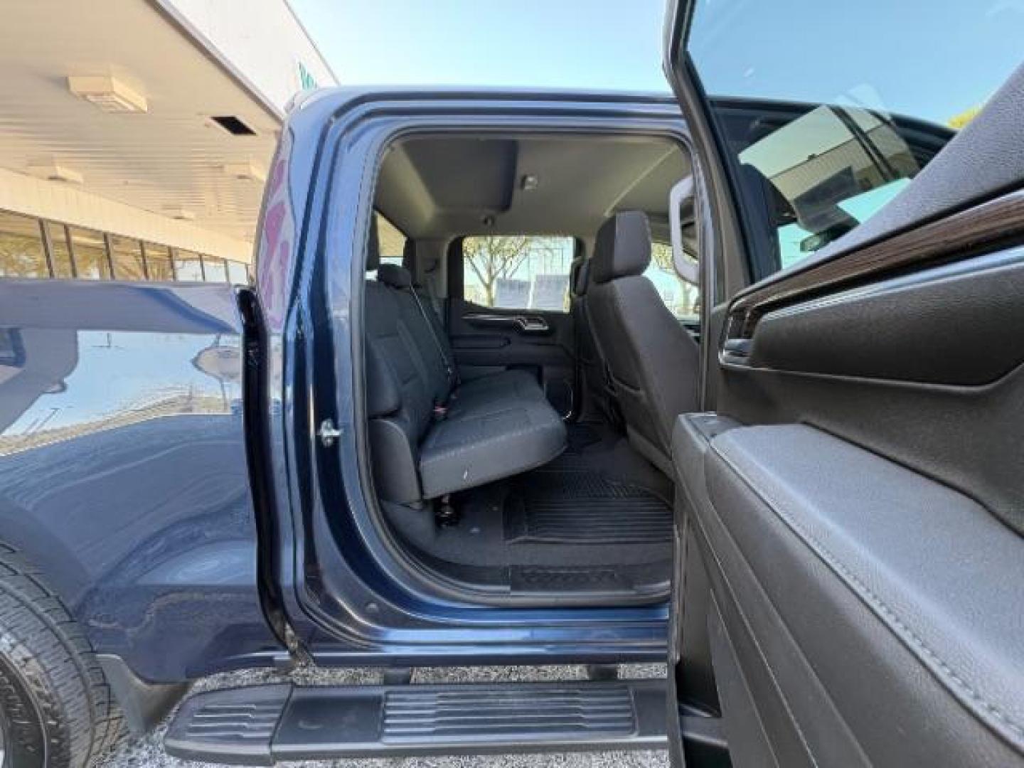 2022 Northsky Blue Metall /Gideon/Very Dark Atm Chevrolet Silverado 1500 RST Crew Cab 4WD (3GCUDEEL7NG) with an 6.2L V8 OHV 16V engine, 6-Speed Automatic transmission, located at 12182 Garland Rd, Dallas, TX, 75218, (214) 521-2040, 0.000000, 0.000000 - Photo#9