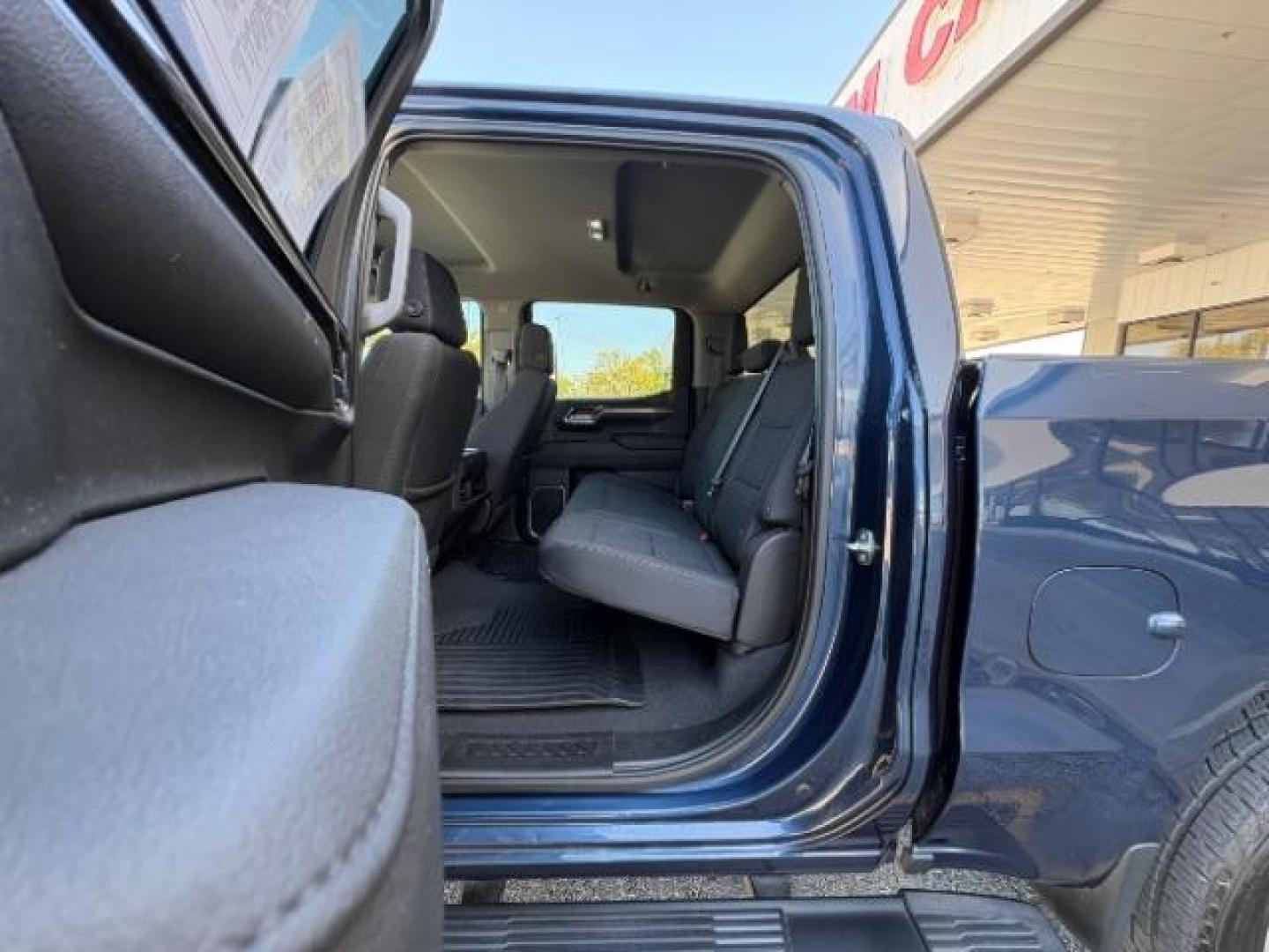 2022 Northsky Blue Metall /Gideon/Very Dark Atm Chevrolet Silverado 1500 RST Crew Cab 4WD (3GCUDEEL7NG) with an 6.2L V8 OHV 16V engine, 6-Speed Automatic transmission, located at 12182 Garland Rd, Dallas, TX, 75218, (214) 521-2040, 0.000000, 0.000000 - Photo#11