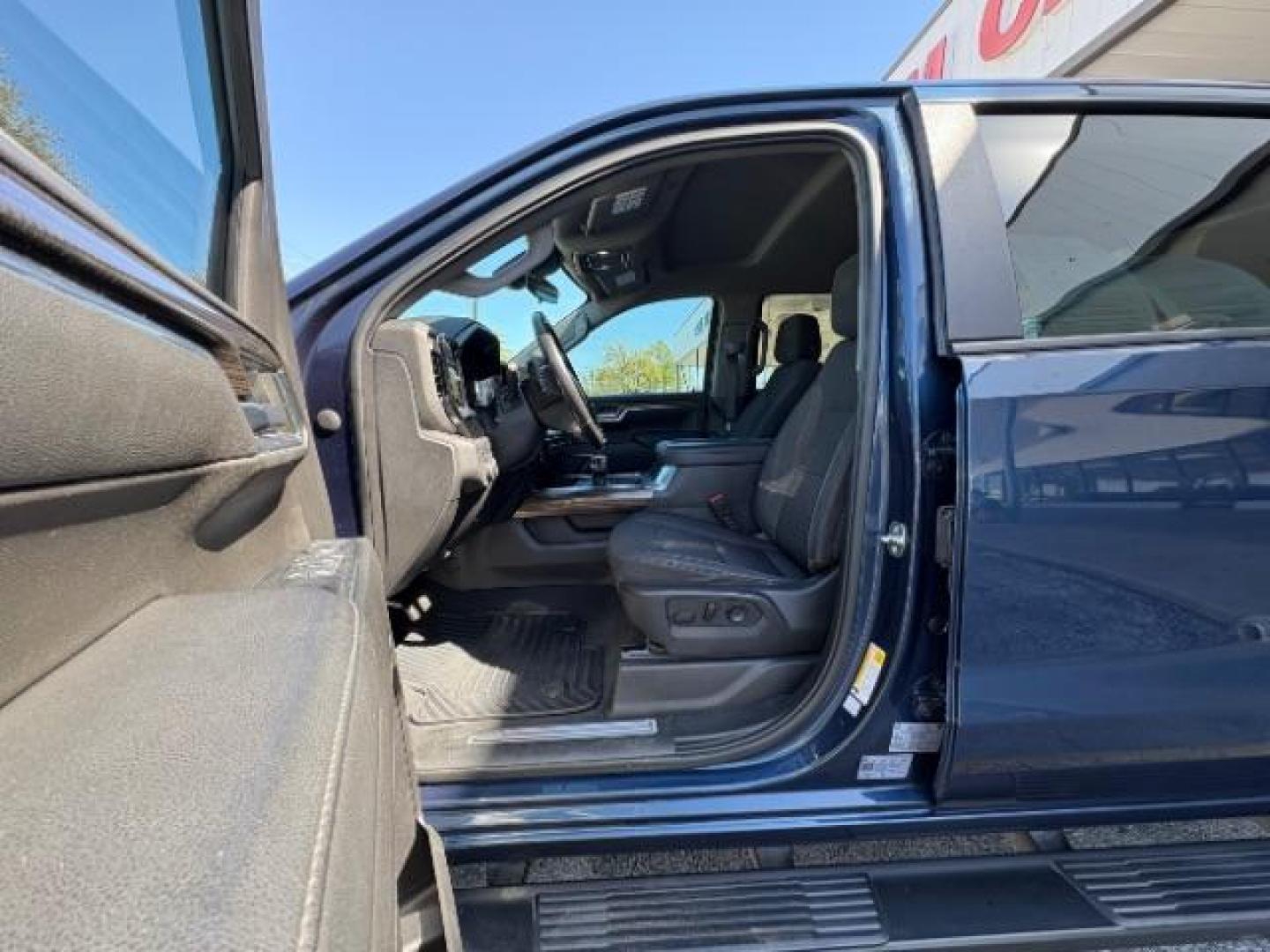 2022 Northsky Blue Metall /Gideon/Very Dark Atm Chevrolet Silverado 1500 RST Crew Cab 4WD (3GCUDEEL7NG) with an 6.2L V8 OHV 16V engine, 6-Speed Automatic transmission, located at 12182 Garland Rd, Dallas, TX, 75218, (214) 521-2040, 0.000000, 0.000000 - Photo#12