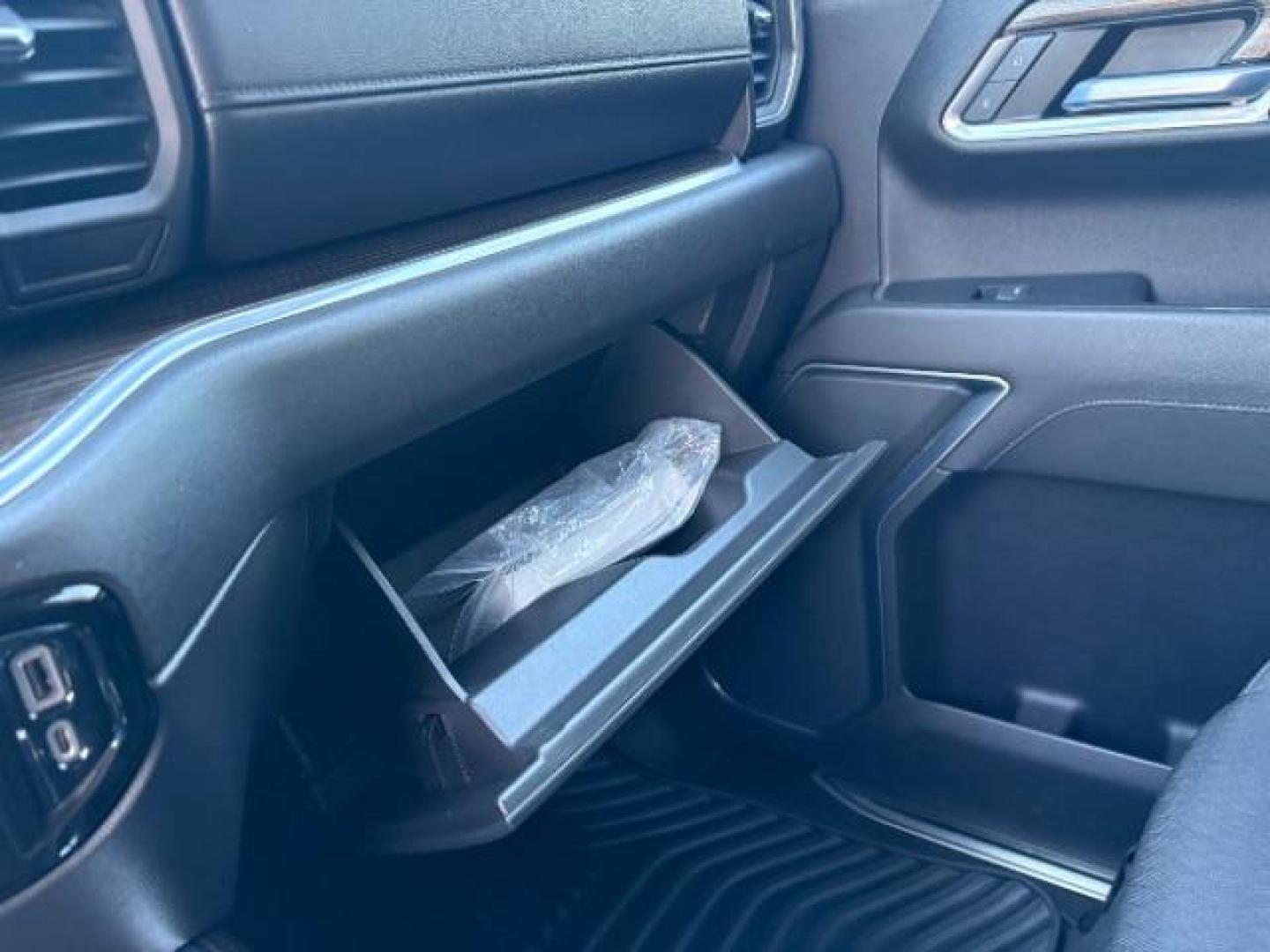 2022 Northsky Blue Metall /Gideon/Very Dark Atm Chevrolet Silverado 1500 RST Crew Cab 4WD (3GCUDEEL7NG) with an 6.2L V8 OHV 16V engine, 6-Speed Automatic transmission, located at 12182 Garland Rd, Dallas, TX, 75218, (214) 521-2040, 0.000000, 0.000000 - Photo#16