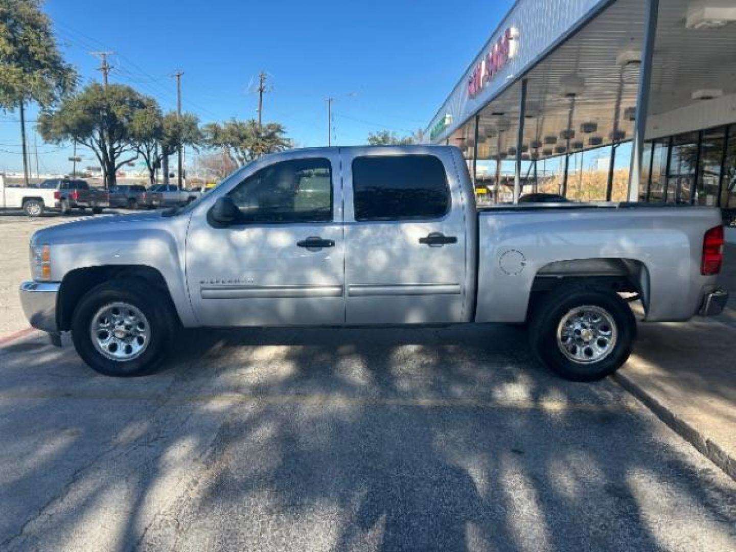 2013 Silver /Ebony Cloth Interior Chevrolet Silverado 1500 LT Crew Cab 2WD (3GCPCSE0XDG) with an 5.3L V8 OHV 16V FFV engine, 6-Speed Automatic transmission, located at 12182 Garland Rd, Dallas, TX, 75218, (214) 521-2040, 0.000000, 0.000000 - Photo#3