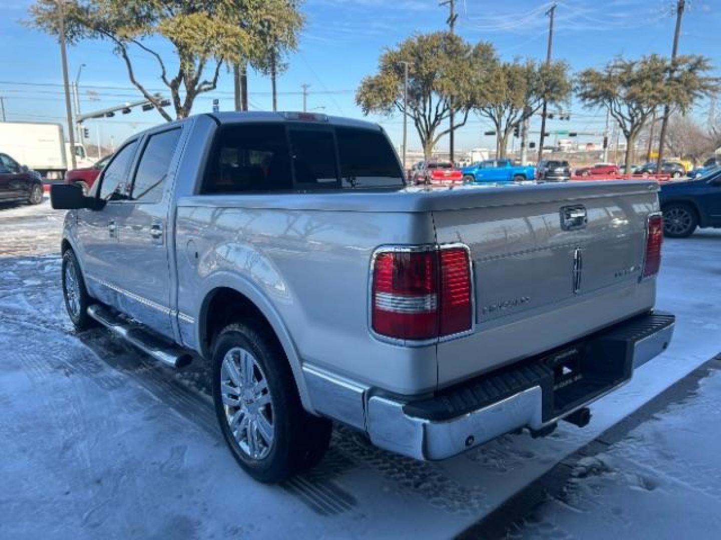 2008 Silver /Black Leather Trim w Lincoln Mark LT LT (5LTPW16578F) with an 5.4L V8 F SOHC 3V engine, Automatic transmission, located at 12182 Garland Rd, Dallas, TX, 75218, (214) 521-2040, 0.000000, 0.000000 - Photo#4