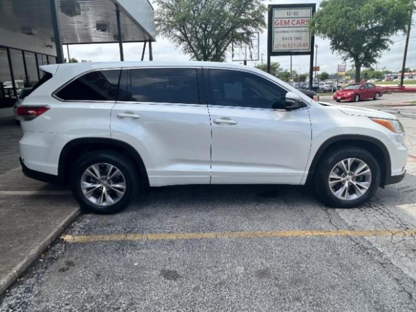 2014 Blizzard Pearl Toyota Highlander LE Plus V6 (5TDZKRFH2ES) with an 3.5L V-6 DOHC engine, located at 12182 Garland Rd, Dallas, TX, 75218, (214) 521-2040, 0.000000, 0.000000 - Photo#8