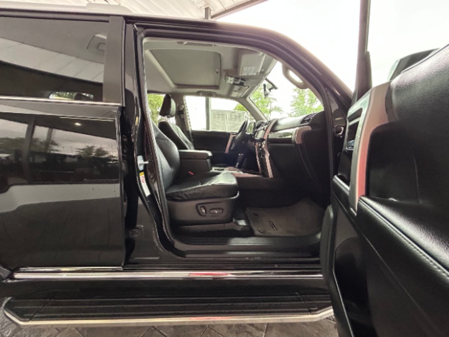 2014 Black Toyota 4Runner SR5 | Limited | SR5 Premium (JTEZU5JR5E5) with an 4L V-6 DOHC engine, located at 12182 Garland Rd, Dallas, TX, 75218, (214) 521-2040, 0.000000, 0.000000 - Photo#9