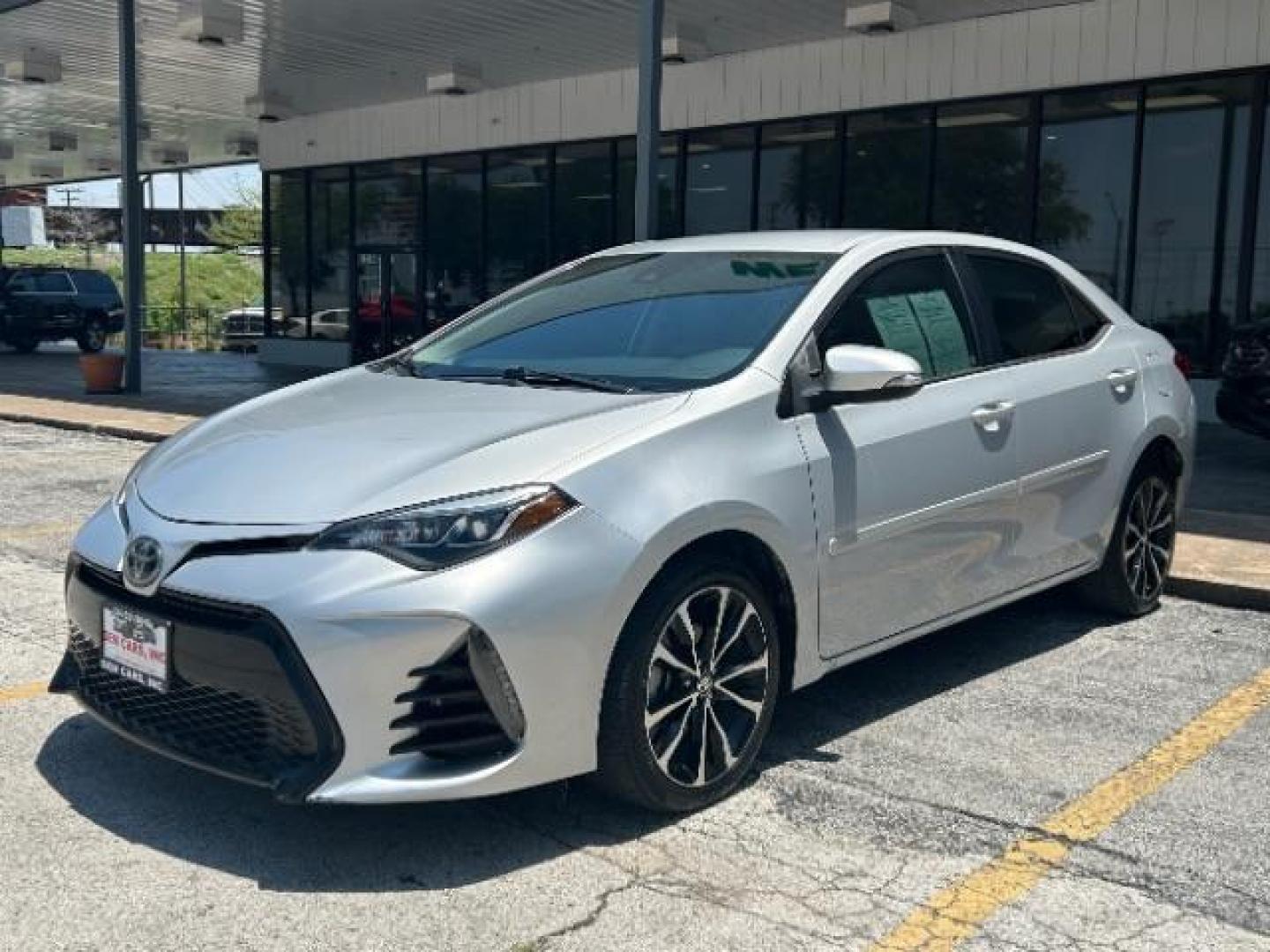 2017 Classic Silver Metallic Toyota Corolla SE (2T1BURHE8HC) with an 1.8L I-4 DOHC engine, located at 12182 Garland Rd, Dallas, TX, 75218, (214) 521-2040, 0.000000, 0.000000 - Photo#3