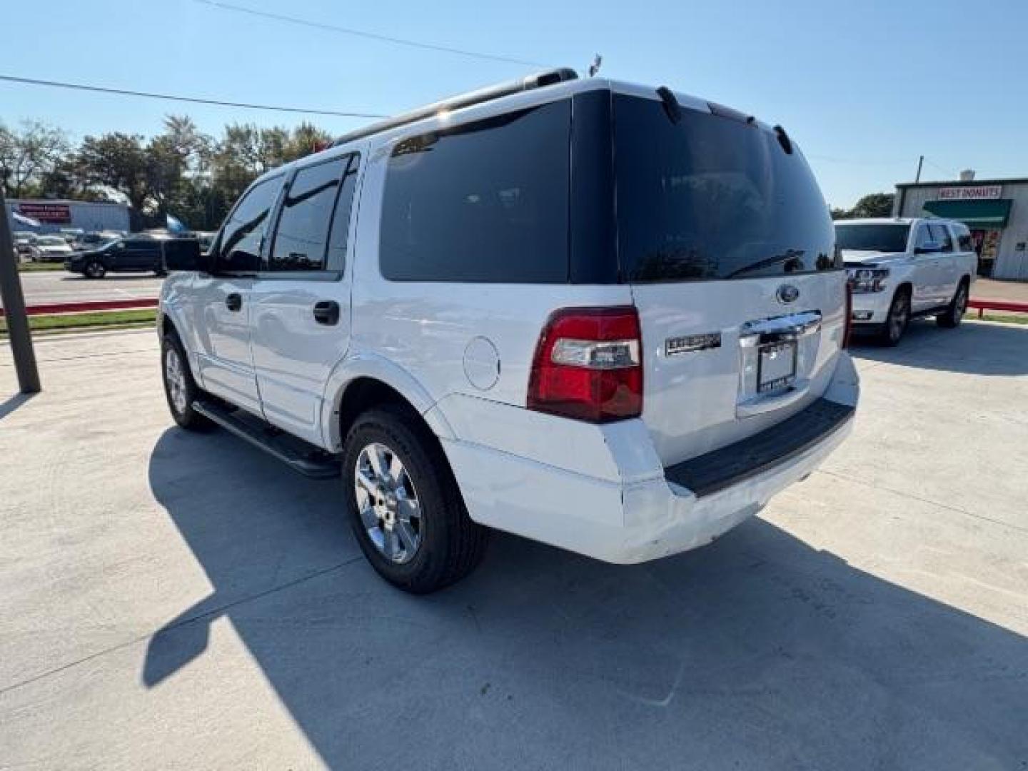 2009 Oxford White Clearcoat /Camel Ford Expedition XLT (1FMFU155X9L) with an Triton 5.4L V-8 variable valve control engine, Automatic transmission, located at 12182 Garland Rd, Dallas, TX, 75218, (214) 521-2040, 0.000000, 0.000000 - Photo#2