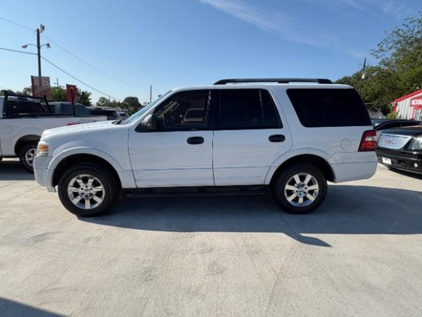 2009 Oxford White Clearcoat /Camel Ford Expedition XLT (1FMFU155X9L) with an Triton 5.4L V-8 variable valve control engine, Automatic transmission, located at 12182 Garland Rd, Dallas, TX, 75218, (214) 521-2040, 0.000000, 0.000000 - Photo#3