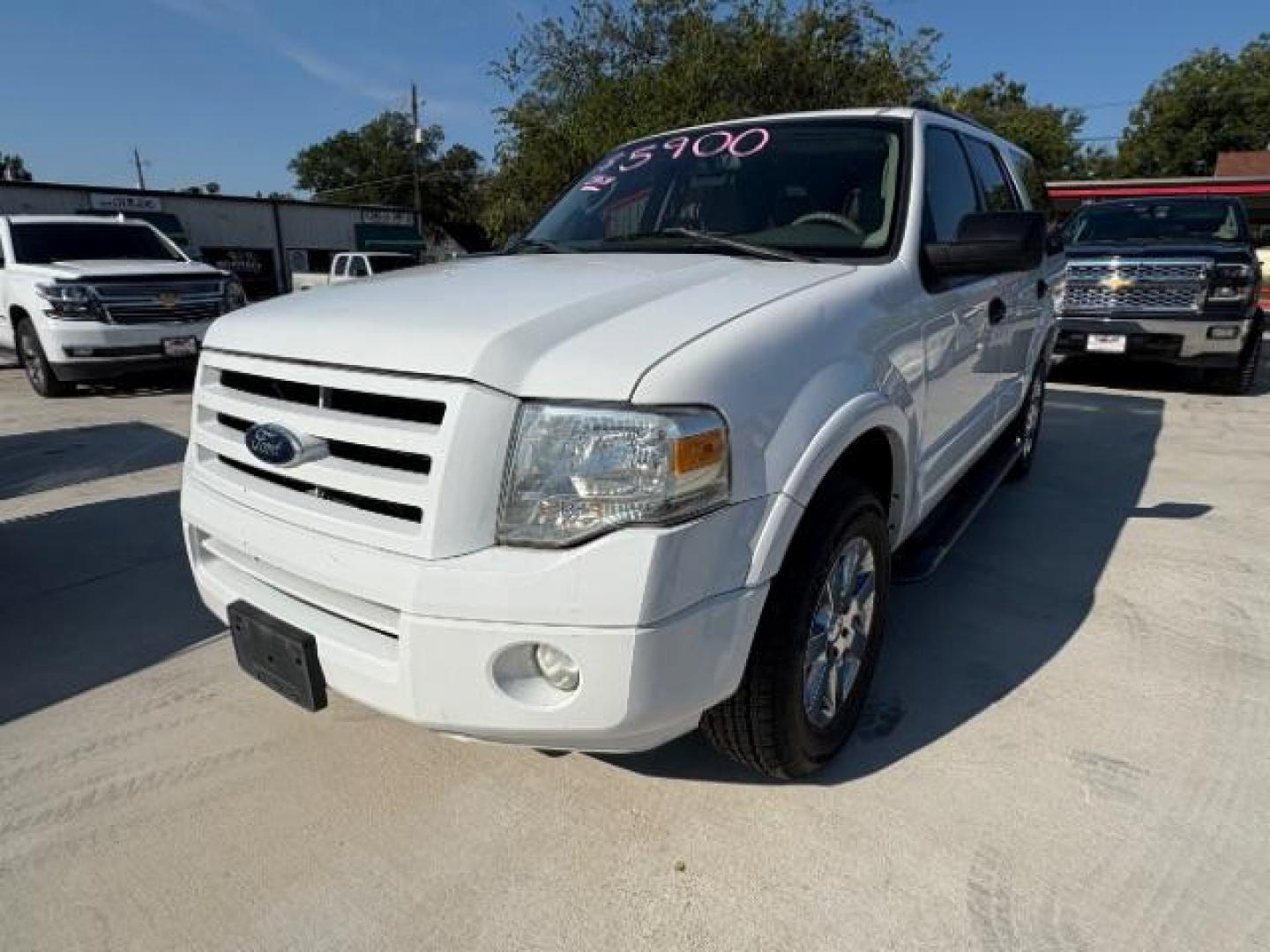 2009 Oxford White Clearcoat /Camel Ford Expedition XLT (1FMFU155X9L) with an Triton 5.4L V-8 variable valve control engine, Automatic transmission, located at 12182 Garland Rd, Dallas, TX, 75218, (214) 521-2040, 0.000000, 0.000000 - Photo#4