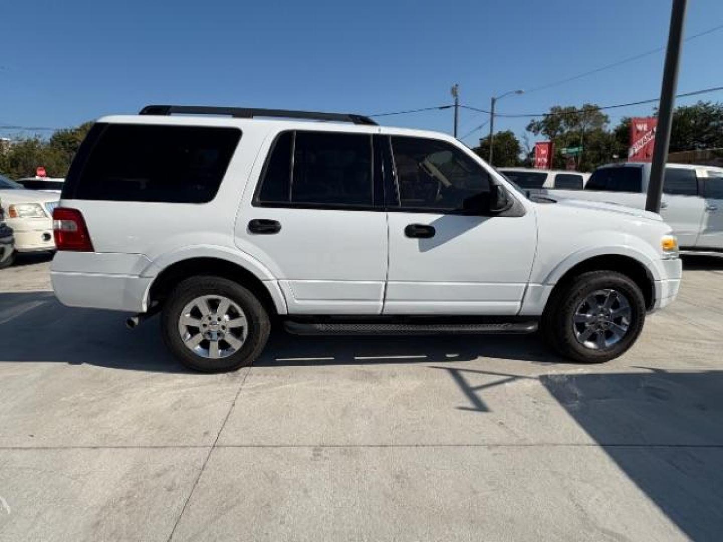 2009 Oxford White Clearcoat /Camel Ford Expedition XLT (1FMFU155X9L) with an Triton 5.4L V-8 variable valve control engine, Automatic transmission, located at 12182 Garland Rd, Dallas, TX, 75218, (214) 521-2040, 0.000000, 0.000000 - Photo#7