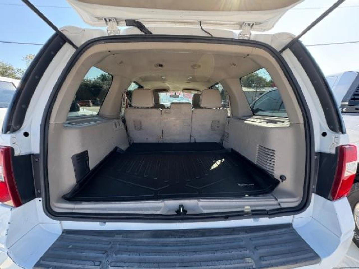 2009 Oxford White Clearcoat /Camel Ford Expedition XLT (1FMFU155X9L) with an Triton 5.4L V-8 variable valve control engine, Automatic transmission, located at 12182 Garland Rd, Dallas, TX, 75218, (214) 521-2040, 0.000000, 0.000000 - Photo#17