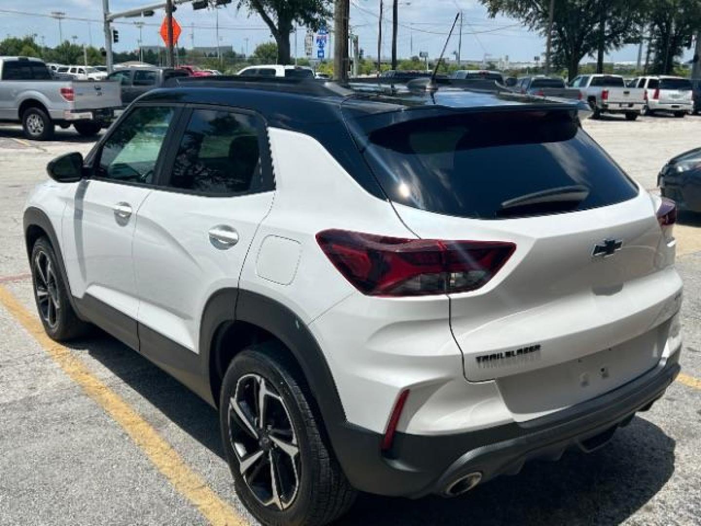 2021 Summit White Chevrolet Trailblazer FWD RS (KL79MTSL6MB) with an ECOTEC 1.3L I-3 gasoline direct injection engine, located at 12182 Garland Rd, Dallas, TX, 75218, (214) 521-2040, 0.000000, 0.000000 - Photo#4