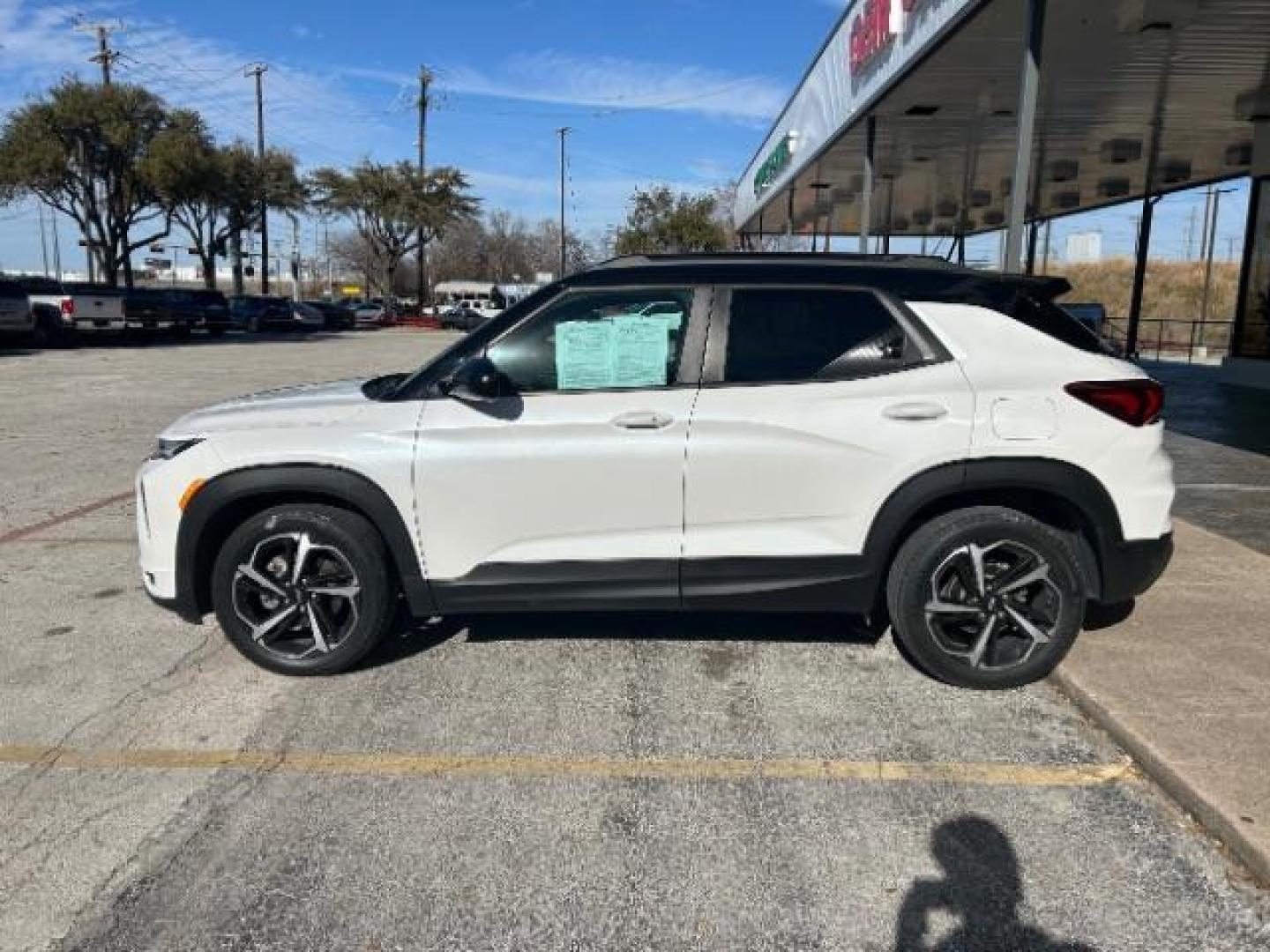 2021 Summit White Chevrolet Trailblazer FWD RS (KL79MTSL6MB) with an ECOTEC 1.3L I-3 gaso engine, Automatic transmission, located at 12182 Garland Rd, Dallas, TX, 75218, (214) 521-2040, 0.000000, 0.000000 - Photo#3