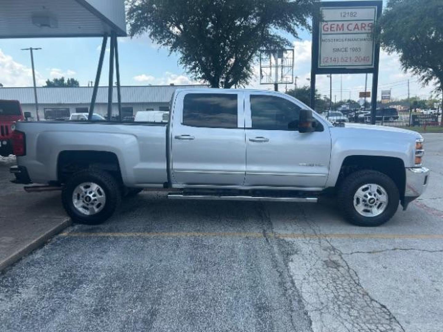 2017 Silver Ice Metallic Chevrolet Silverado 2500HD LT (1GC1KVEG8HF) with an Vortec 6L V-8 variable valve control engine, located at 12182 Garland Rd, Dallas, TX, 75218, (214) 521-2040, 0.000000, 0.000000 - Photo#7
