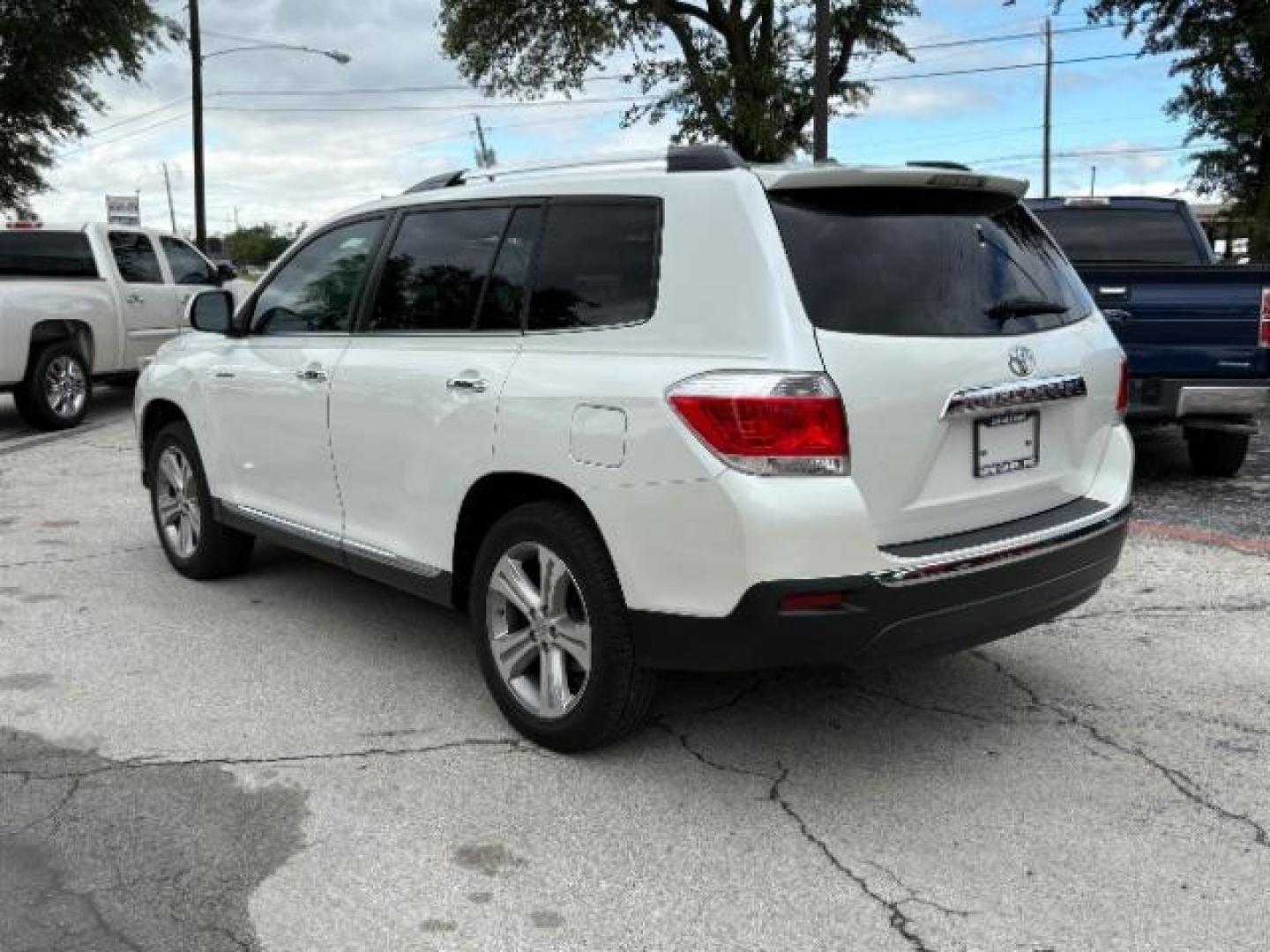 2013 Blizzard Pearl Toyota Highlander Limited V6 (5TDYK3EH1DS) with an 3.5L V-6 DOHC engine, located at 12182 Garland Rd, Dallas, TX, 75218, (214) 521-2040, 0.000000, 0.000000 - Photo#4