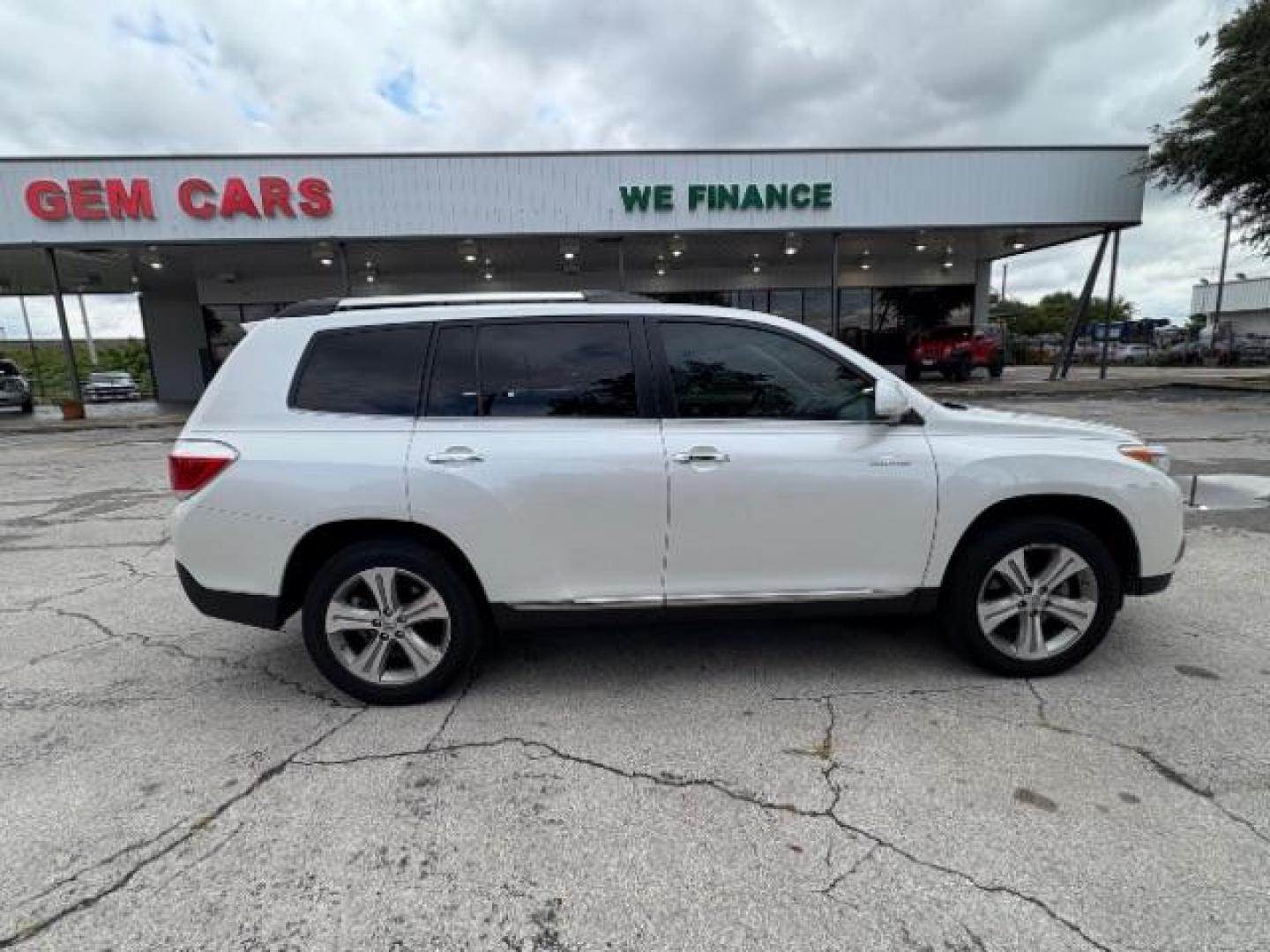 2013 Blizzard Pearl Toyota Highlander Limited V6 (5TDYK3EH1DS) with an 3.5L V-6 DOHC engine, located at 12182 Garland Rd, Dallas, TX, 75218, (214) 521-2040, 0.000000, 0.000000 - Photo#5