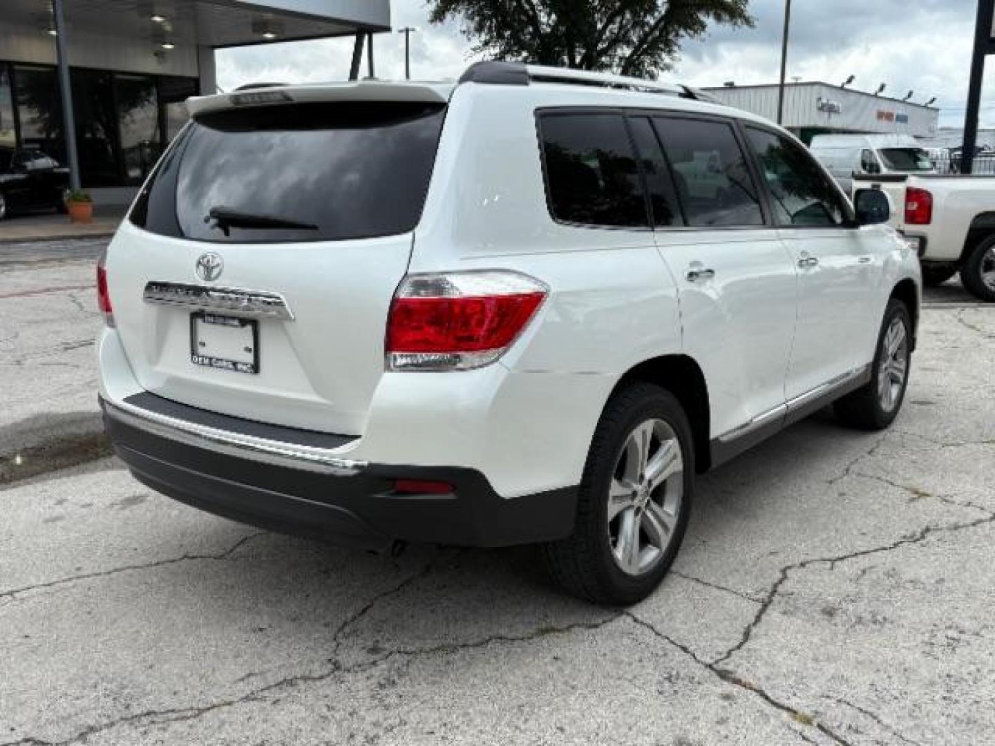 2013 Blizzard Pearl Toyota Highlander Limited V6 (5TDYK3EH1DS) with an 3.5L V-6 DOHC engine, located at 12182 Garland Rd, Dallas, TX, 75218, (214) 521-2040, 0.000000, 0.000000 - Photo#6