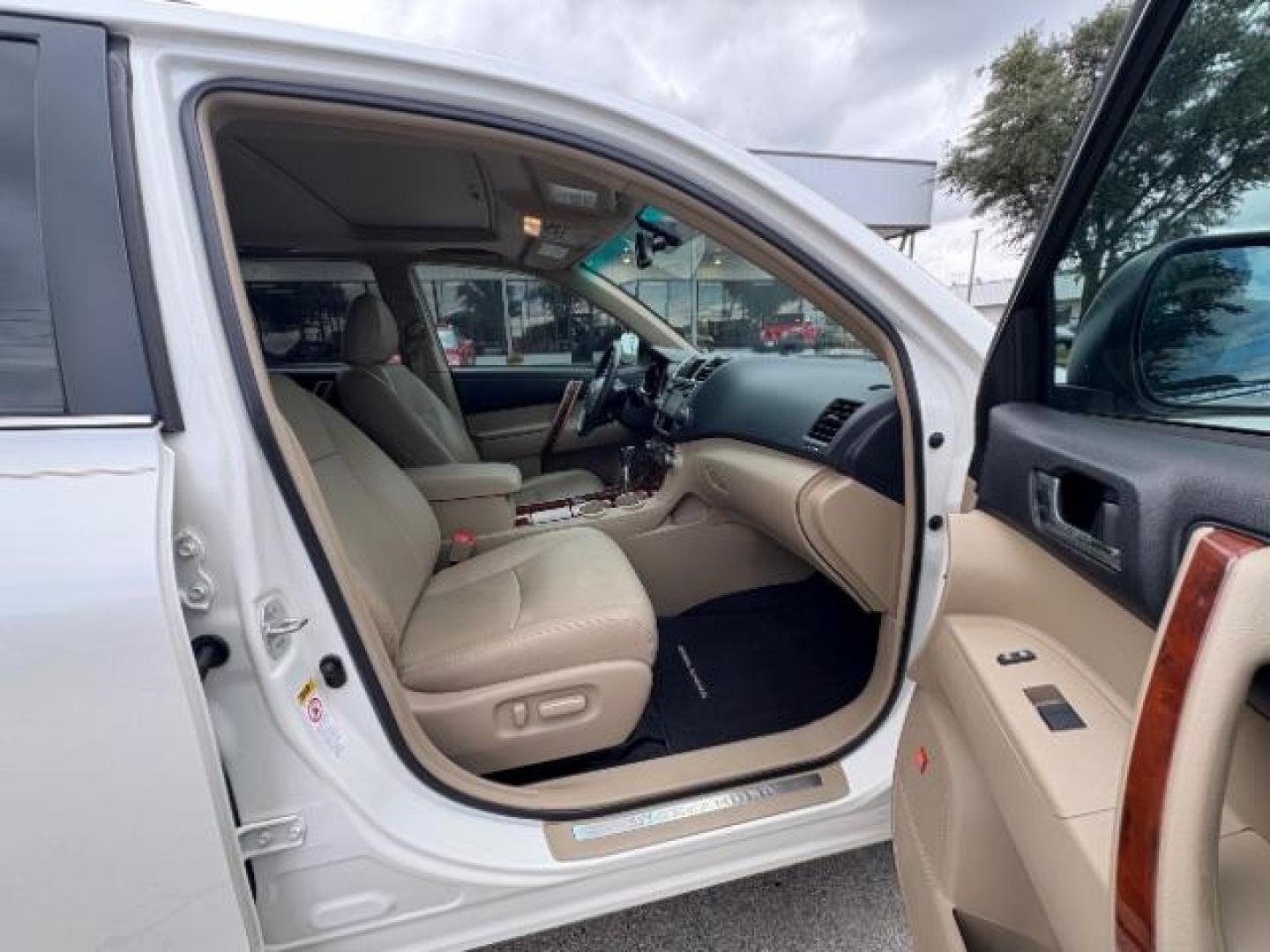 2013 Blizzard Pearl Toyota Highlander Limited V6 (5TDYK3EH1DS) with an 3.5L V-6 DOHC engine, located at 12182 Garland Rd, Dallas, TX, 75218, (214) 521-2040, 0.000000, 0.000000 - Photo#8