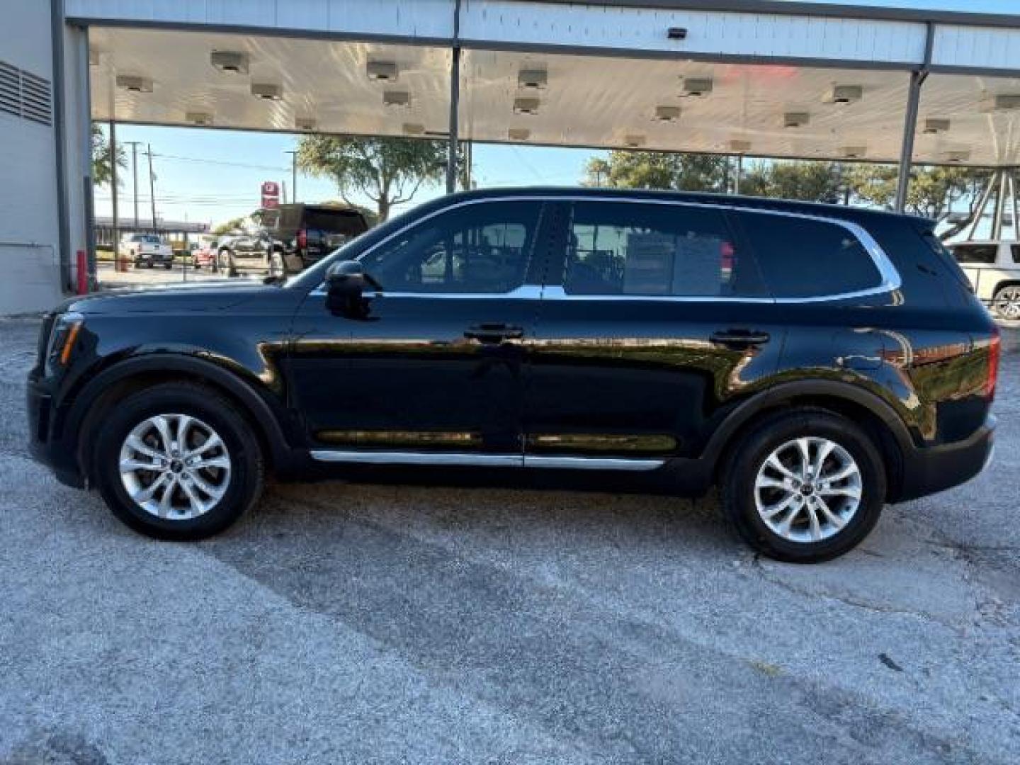 2020 Ebony Black Kia Telluride LX (5XYP24HC6LG) with an 3.8L V6 DOHC 24V engine, 8-Speed Automatic transmission, located at 12182 Garland Rd, Dallas, TX, 75218, (214) 521-2040, 0.000000, 0.000000 - Photo#4