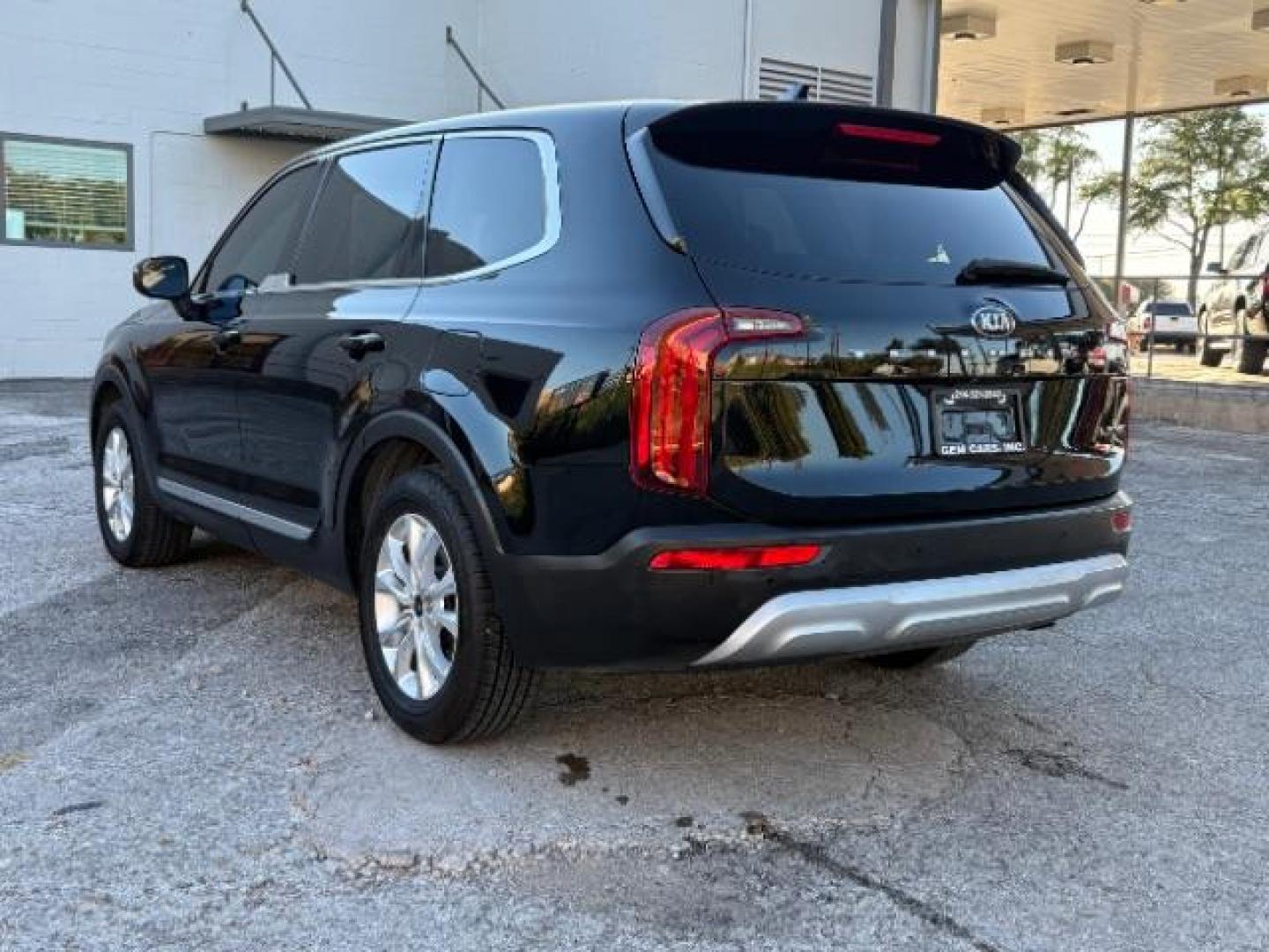 2020 Ebony Black Kia Telluride LX (5XYP24HC6LG) with an 3.8L V6 DOHC 24V engine, 8-Speed Automatic transmission, located at 12182 Garland Rd, Dallas, TX, 75218, (214) 521-2040, 0.000000, 0.000000 - Photo#5