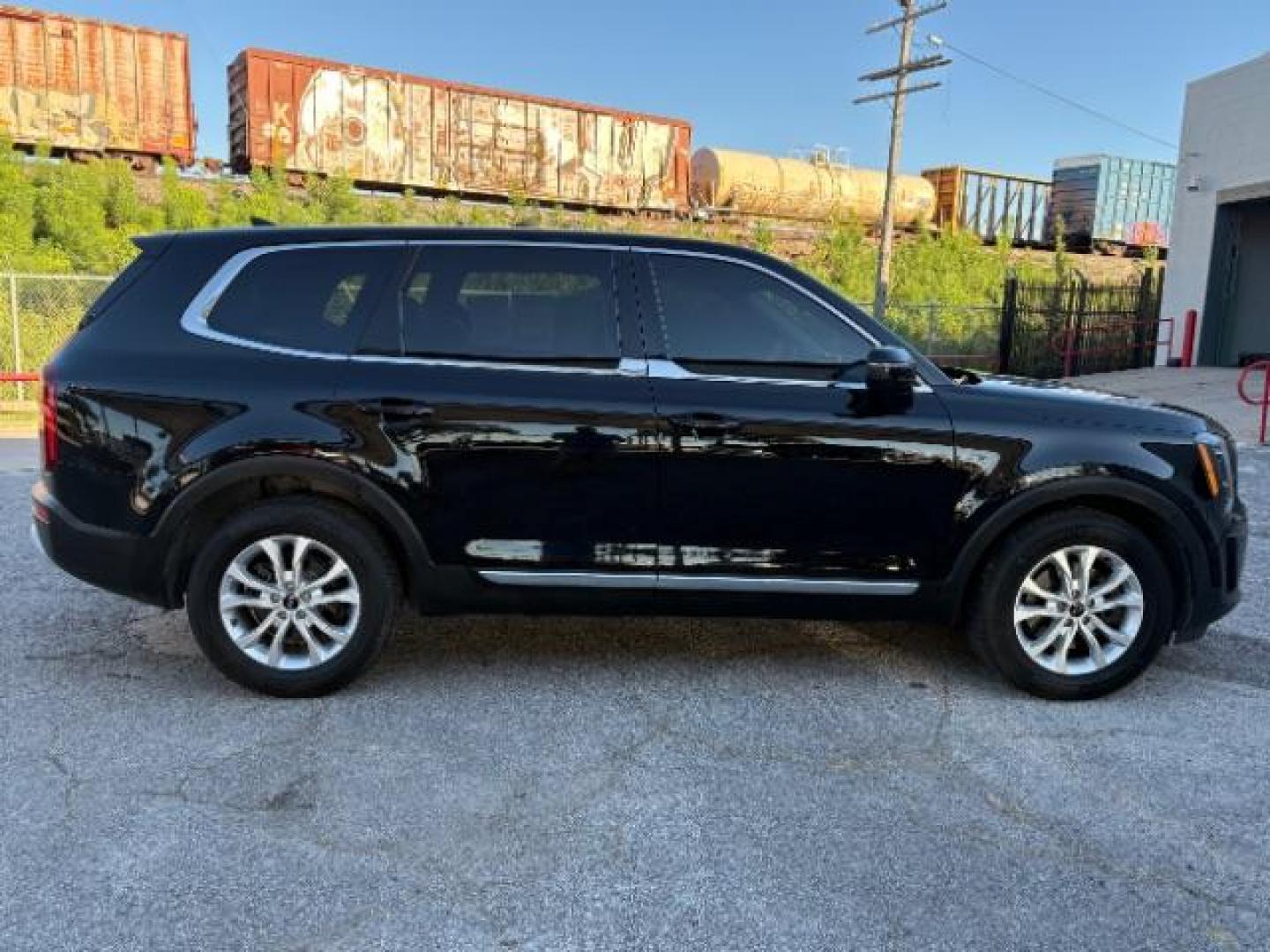 2020 Ebony Black Kia Telluride LX (5XYP24HC6LG) with an 3.8L V6 DOHC 24V engine, 8-Speed Automatic transmission, located at 12182 Garland Rd, Dallas, TX, 75218, (214) 521-2040, 0.000000, 0.000000 - Photo#8