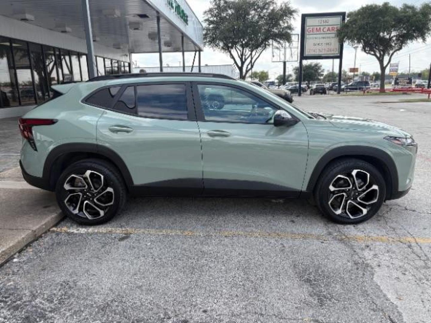 2024 Cacti Green /Jet Black w/Red Accents Chevrolet Trax FWD 2RS (KL77LJE28RC) with an Ecotec 1.2L I-3 gasoline direct injection engine, TRANSMISSION, 6-SPD AUTOMATIC transmission, located at 12182 Garland Rd, Dallas, TX, 75218, (214) 521-2040, 0.000000, 0.000000 - Photo#8