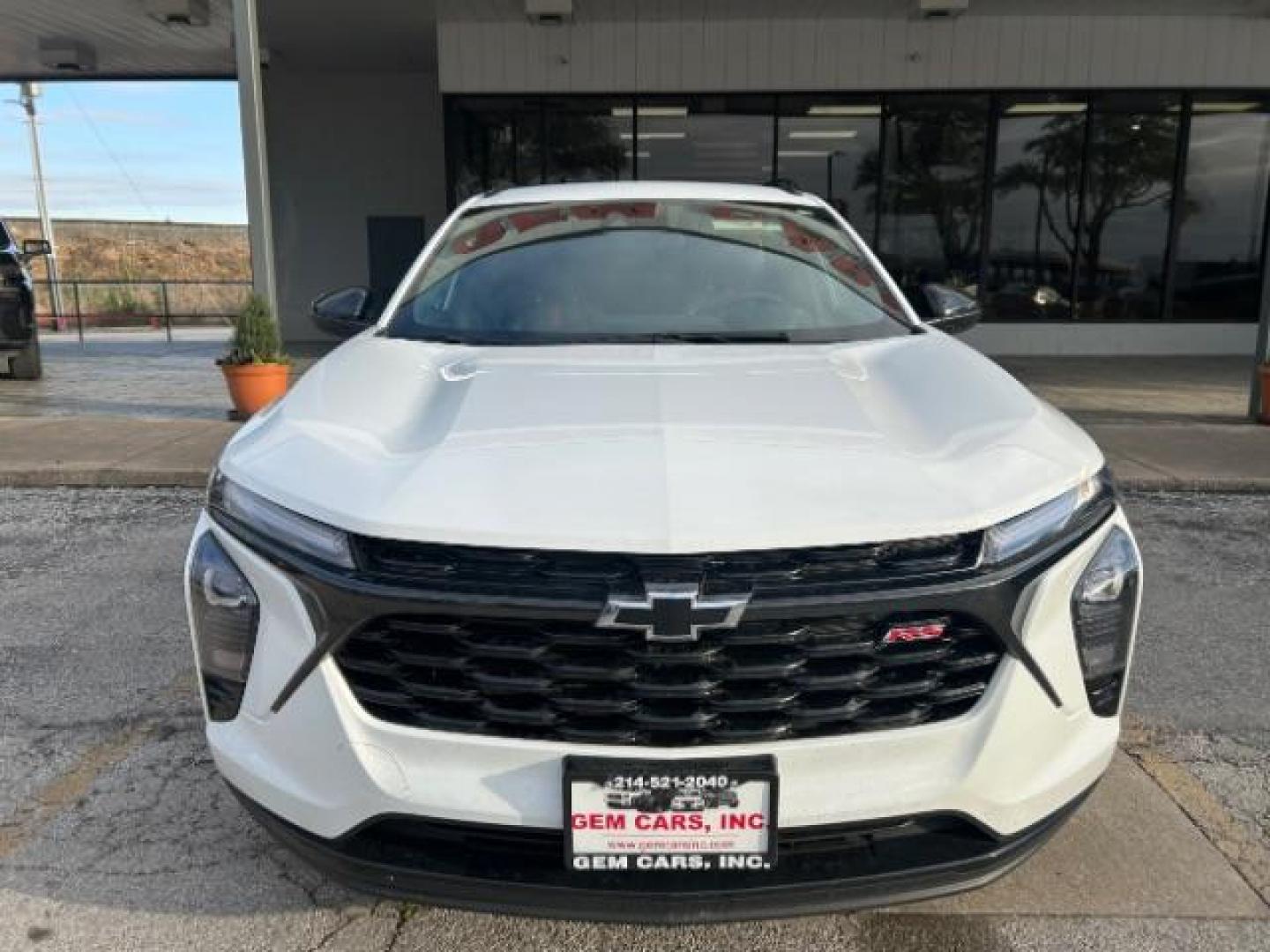 2024 Summit White /Jet Black w/Red Accents Chevrolet Trax FWD 2RS (KL77LJE2XRC) with an Ecotec 1.2L I-3 gasoline direct injection engine, TRANSMISSION, 6-SPD AUTOMATIC transmission, located at 12182 Garland Rd, Dallas, TX, 75218, (214) 521-2040, 0.000000, 0.000000 - Photo#1