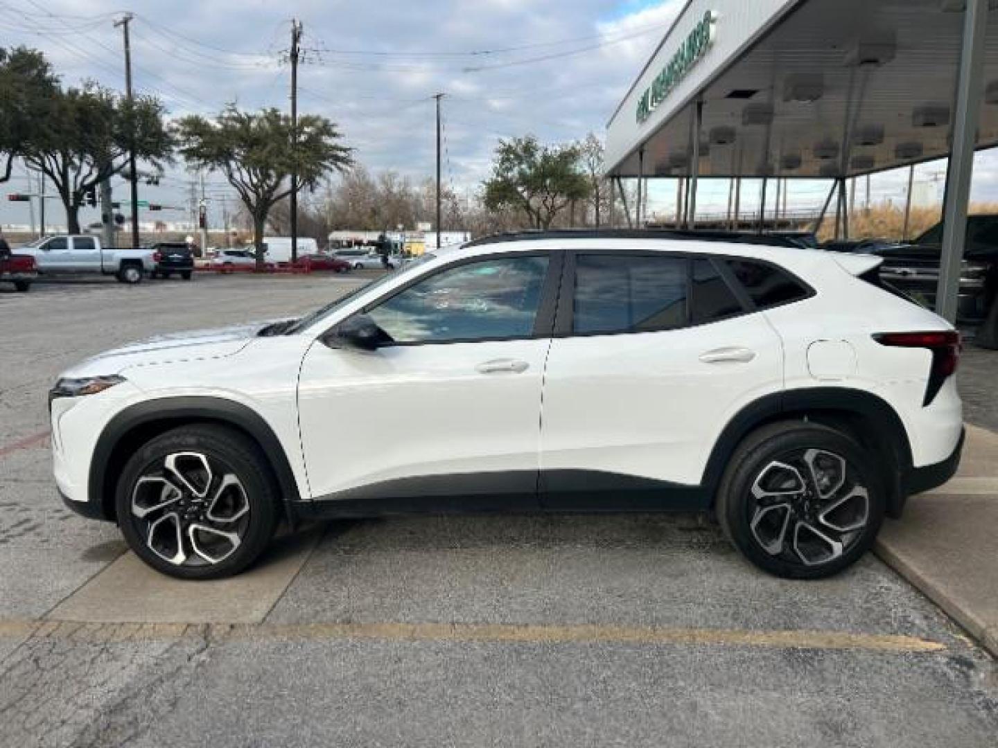 2024 Summit White /Jet Black w/Red Accents Chevrolet Trax FWD 2RS (KL77LJE2XRC) with an Ecotec 1.2L I-3 gasoline direct injection engine, TRANSMISSION, 6-SPD AUTOMATIC transmission, located at 12182 Garland Rd, Dallas, TX, 75218, (214) 521-2040, 0.000000, 0.000000 - Photo#4