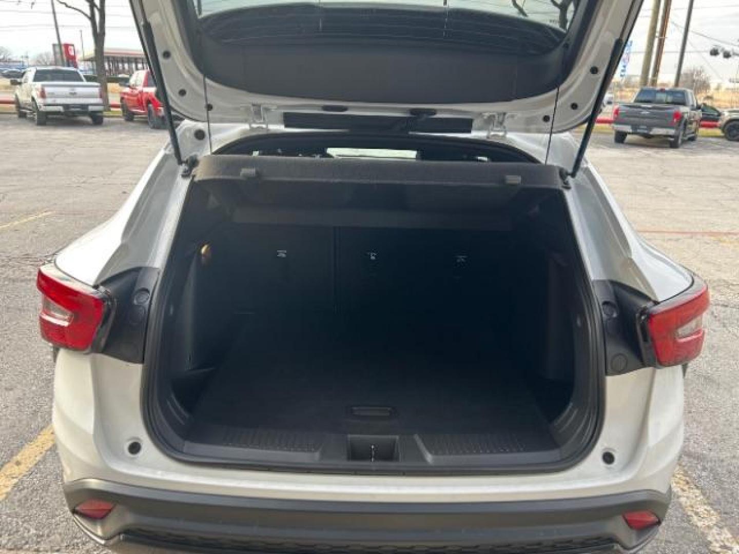 2024 Summit White /Jet Black w/Red Accents Chevrolet Trax FWD 2RS (KL77LJE2XRC) with an Ecotec 1.2L I-3 gasoline direct injection engine, TRANSMISSION, 6-SPD AUTOMATIC transmission, located at 12182 Garland Rd, Dallas, TX, 75218, (214) 521-2040, 0.000000, 0.000000 - Photo#8