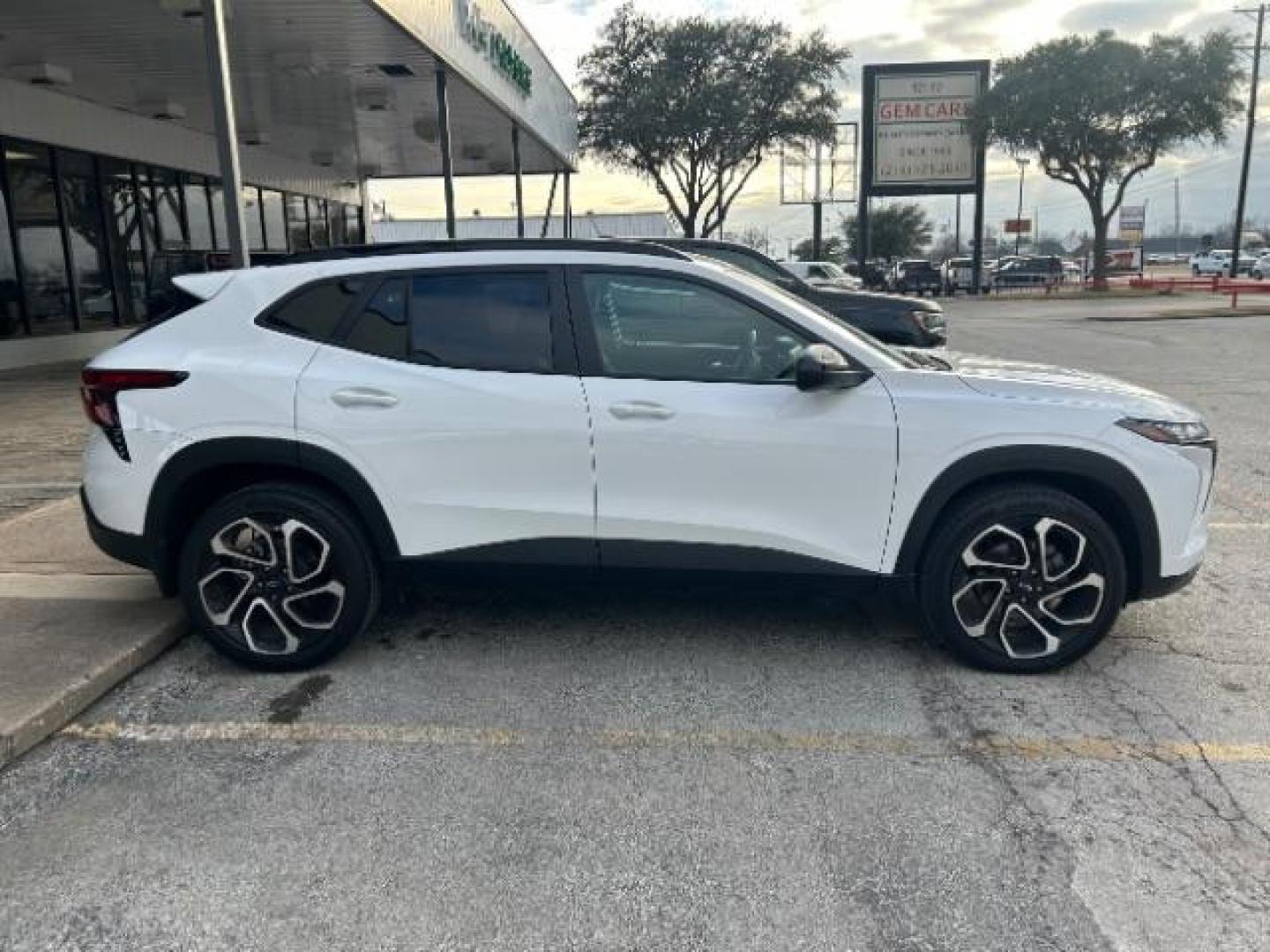 2024 Summit White /Jet Black w/Red Accents Chevrolet Trax FWD 2RS (KL77LJE2XRC) with an Ecotec 1.2L I-3 gasoline direct injection engine, TRANSMISSION, 6-SPD AUTOMATIC transmission, located at 12182 Garland Rd, Dallas, TX, 75218, (214) 521-2040, 0.000000, 0.000000 - Photo#11