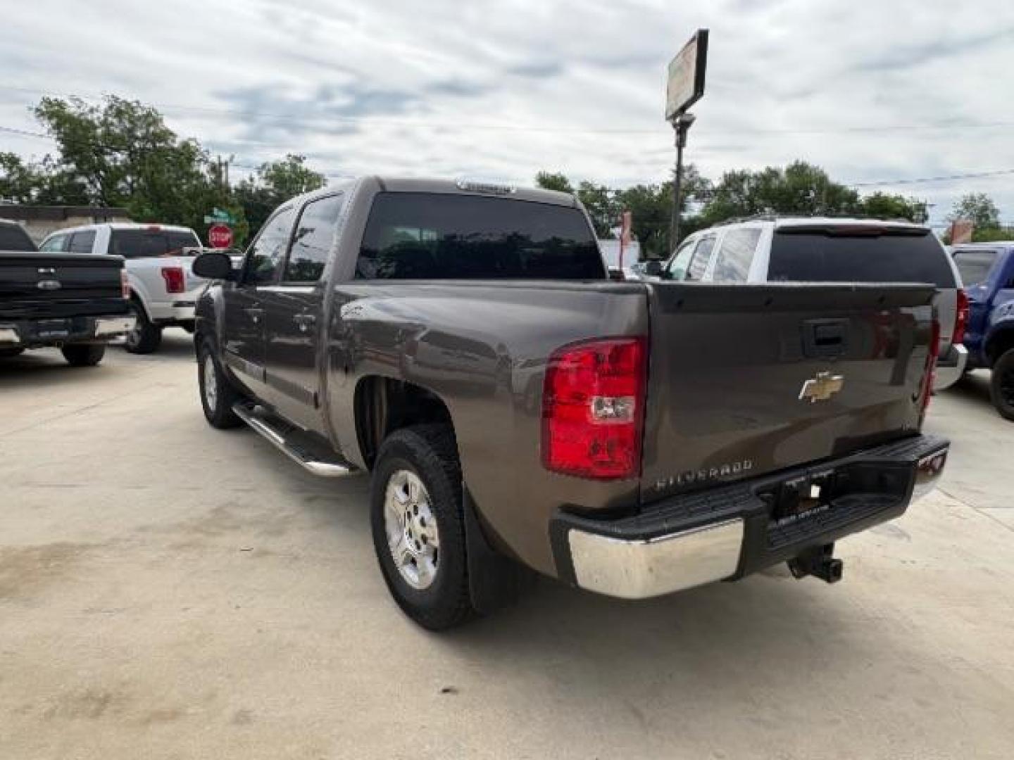2007 Desert Brown Metalli /Ebony Cloth Interior Chevrolet Silverado 1500 LT1 Crew Cab 2WD (2GCEC13CX71) with an 4.8L V8 OHV 16V engine, 4-Speed Automatic transmission, located at 12182 Garland Rd, Dallas, TX, 75218, (214) 521-2040, 0.000000, 0.000000 - Photo#2