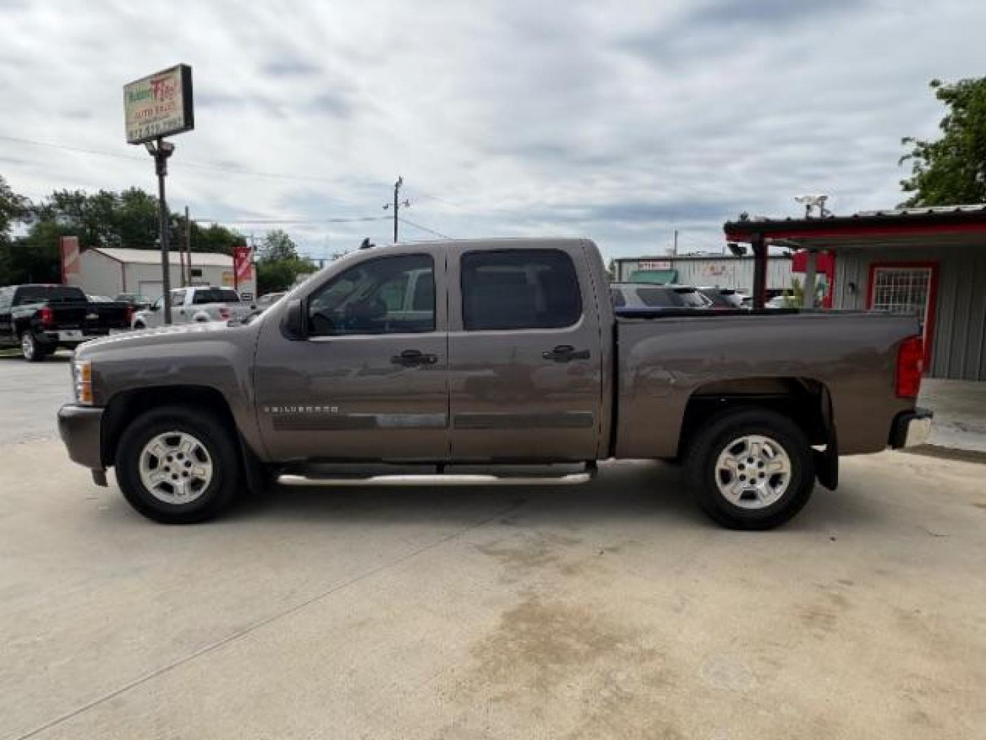 2007 Desert Brown Metalli /Ebony Cloth Interior Chevrolet Silverado 1500 LT1 Crew Cab 2WD (2GCEC13CX71) with an 4.8L V8 OHV 16V engine, 4-Speed Automatic transmission, located at 12182 Garland Rd, Dallas, TX, 75218, (214) 521-2040, 0.000000, 0.000000 - Photo#3
