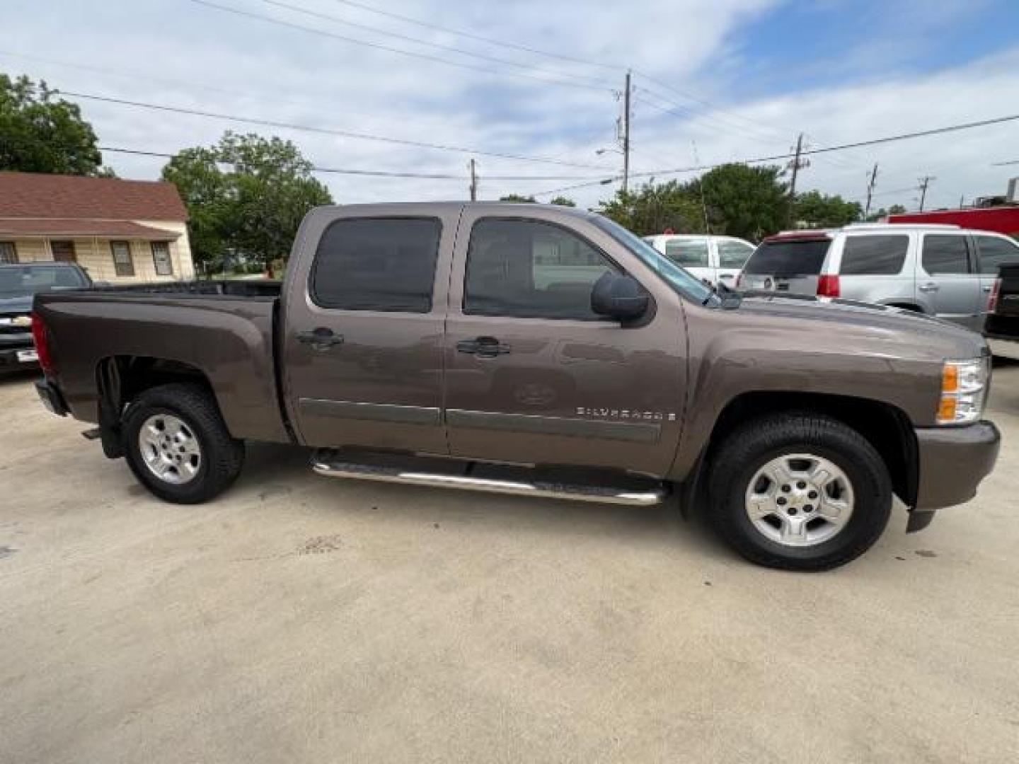 2007 Desert Brown Metalli /Ebony Cloth Interior Chevrolet Silverado 1500 LT1 Crew Cab 2WD (2GCEC13CX71) with an 4.8L V8 OHV 16V engine, 4-Speed Automatic transmission, located at 12182 Garland Rd, Dallas, TX, 75218, (214) 521-2040, 0.000000, 0.000000 - Photo#5