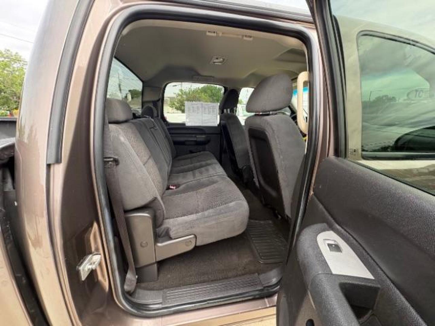 2007 Desert Brown Metalli /Ebony Cloth Interior Chevrolet Silverado 1500 LT1 Crew Cab 2WD (2GCEC13CX71) with an 4.8L V8 OHV 16V engine, 4-Speed Automatic transmission, located at 12182 Garland Rd, Dallas, TX, 75218, (214) 521-2040, 0.000000, 0.000000 - Photo#9