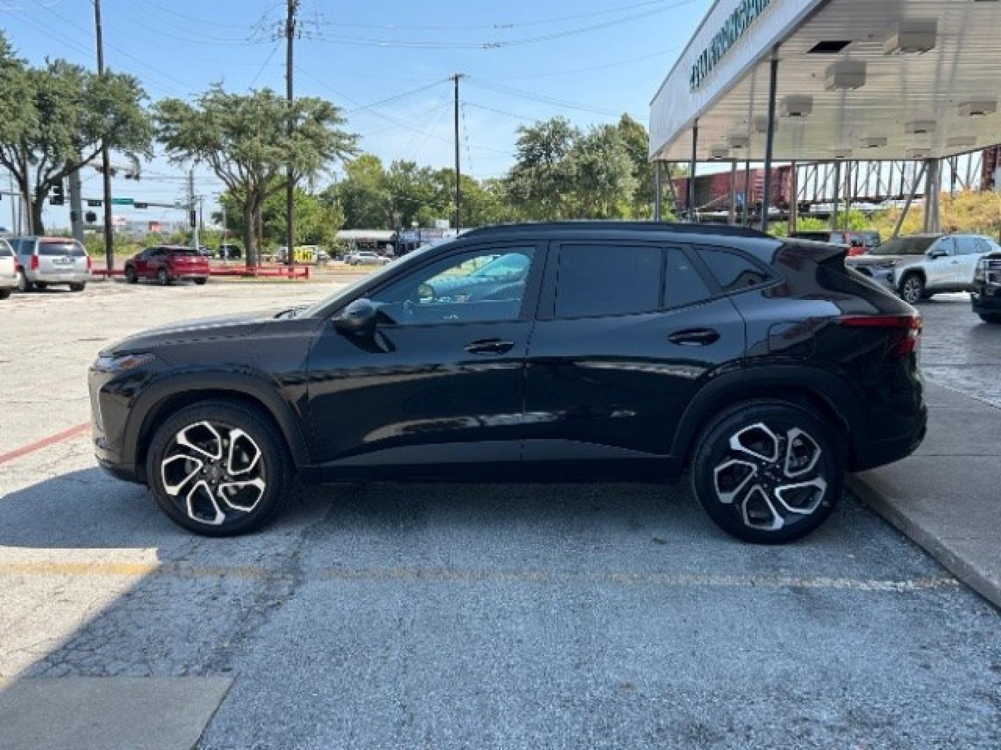 2024 Mosaic Black Metalli /Jet Black w/Red Acce Chevrolet Trax FWD 2RS (KL77LJE29RC) with an Ecotec 1.2L I-3 gaso engine, 6-Speed Automatic transmission, located at 12182 Garland Rd, Dallas, TX, 75218, (214) 521-2040, 0.000000, 0.000000- Photo#3