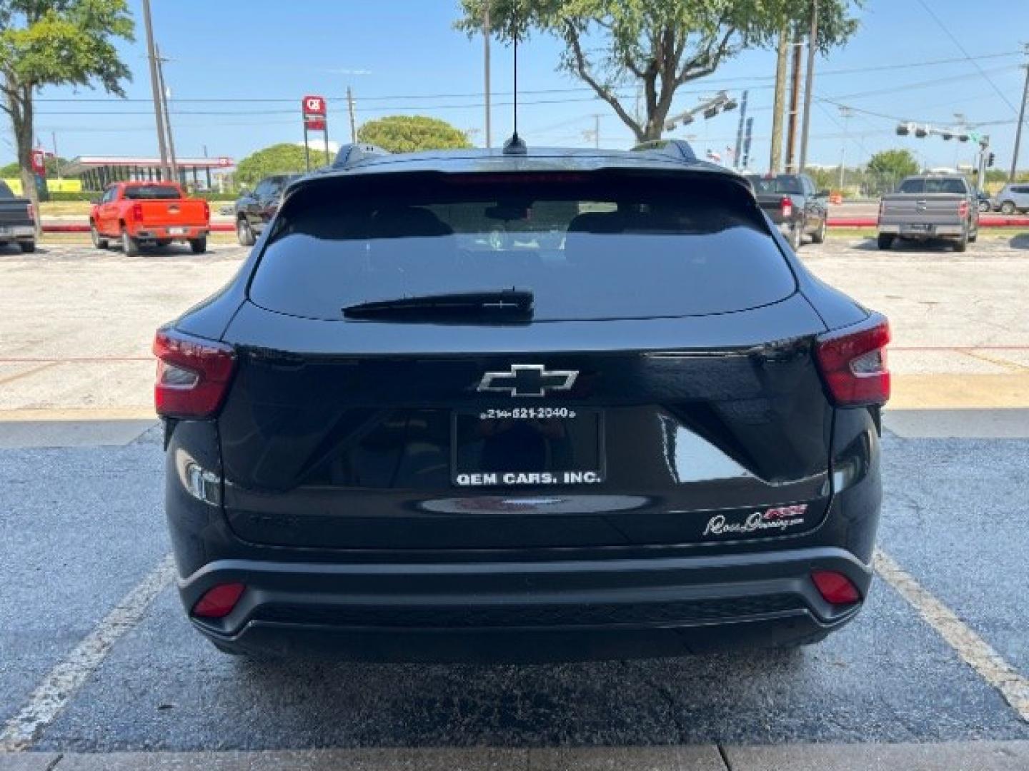 2024 Mosaic Black Metalli /Jet Black w/Red Acce Chevrolet Trax FWD 2RS (KL77LJE29RC) with an Ecotec 1.2L I-3 gaso engine, 6-Speed Automatic transmission, located at 12182 Garland Rd, Dallas, TX, 75218, (214) 521-2040, 0.000000, 0.000000- Photo#5