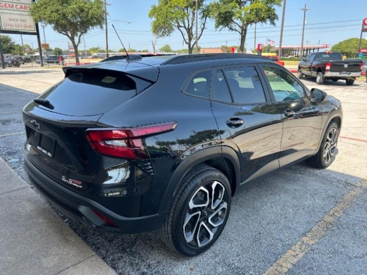 2024 Mosaic Black Metalli /Jet Black w/Red Acce Chevrolet Trax FWD 2RS (KL77LJE29RC) with an Ecotec 1.2L I-3 gaso engine, 6-Speed Automatic transmission, located at 12182 Garland Rd, Dallas, TX, 75218, (214) 521-2040, 0.000000, 0.000000- Photo#7