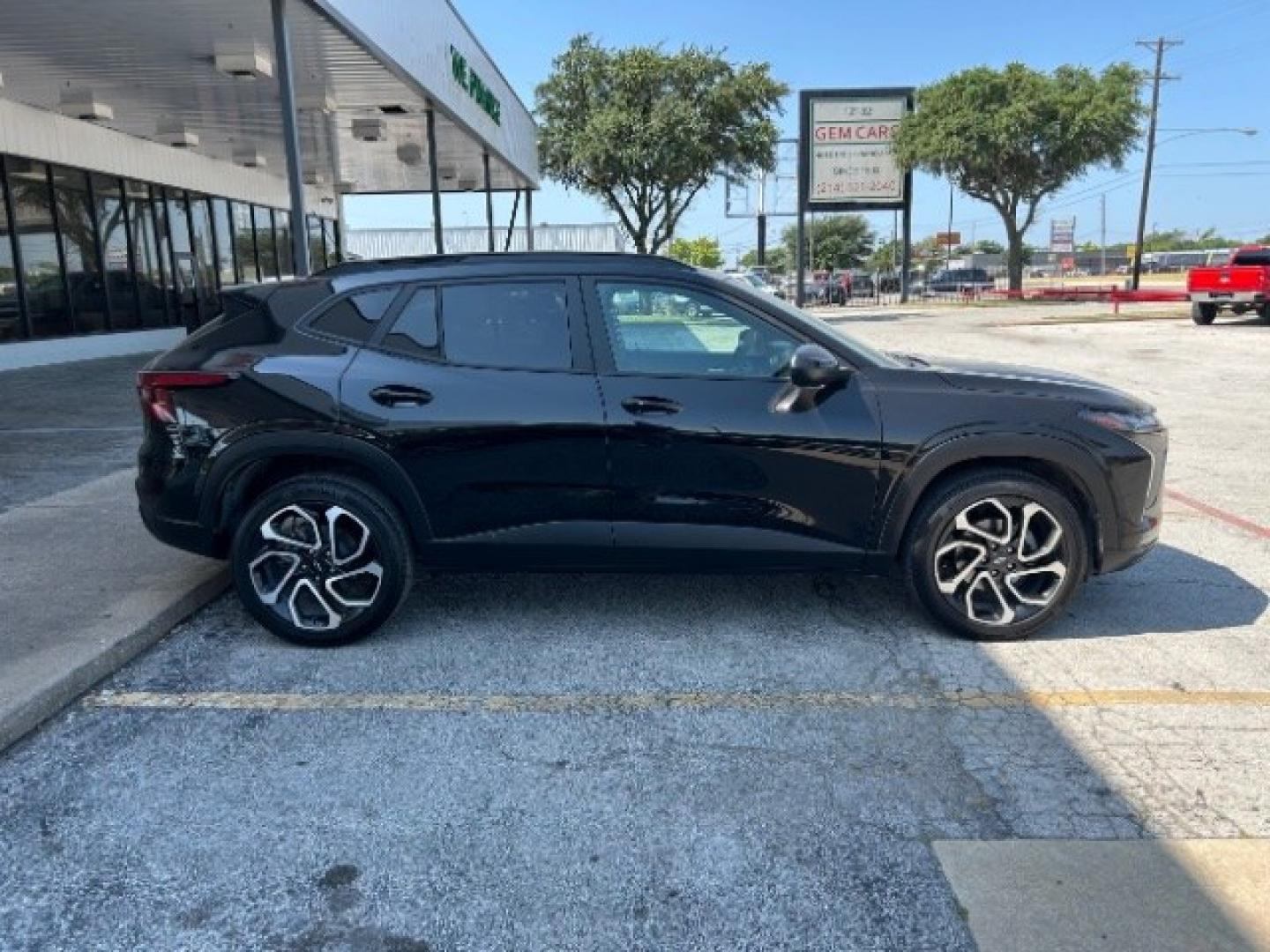 2024 Mosaic Black Metalli /Jet Black w/Red Acce Chevrolet Trax FWD 2RS (KL77LJE29RC) with an Ecotec 1.2L I-3 gaso engine, 6-Speed Automatic transmission, located at 12182 Garland Rd, Dallas, TX, 75218, (214) 521-2040, 0.000000, 0.000000- Photo#8