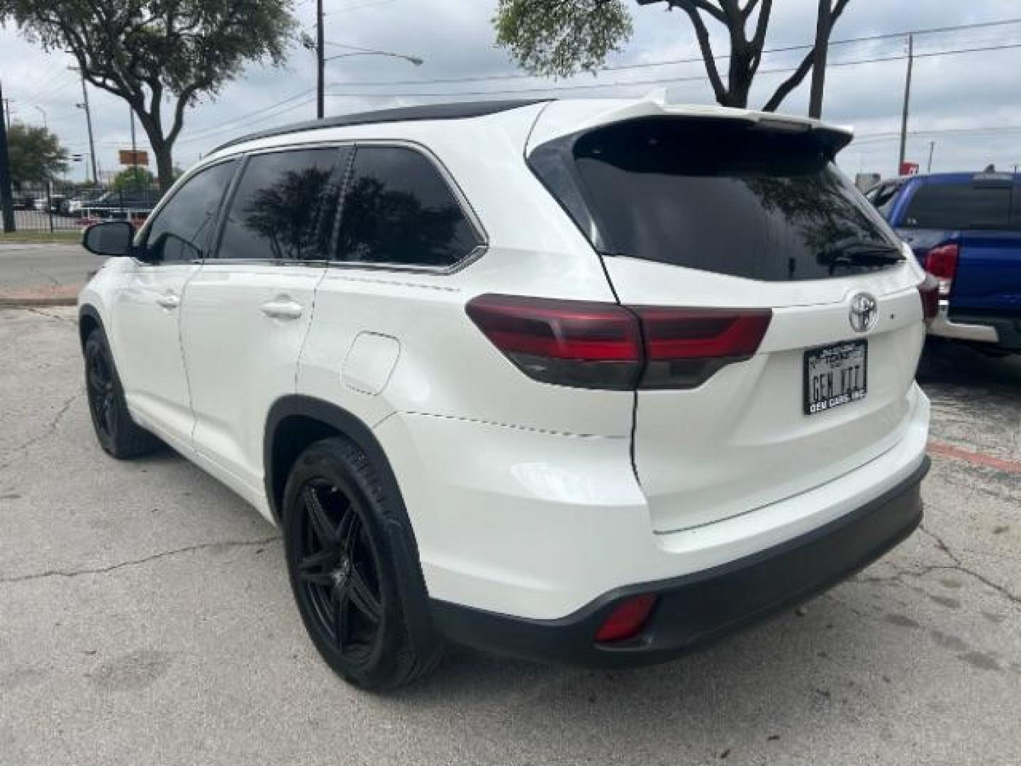 2018 Blizzard Pearl Toyota Highlander SE (5TDKZRFH6JS) with an 3.5L V-6 port/direct injection engine, located at 12182 Garland Rd, Dallas, TX, 75218, (214) 521-2040, 0.000000, 0.000000 - Photo#2