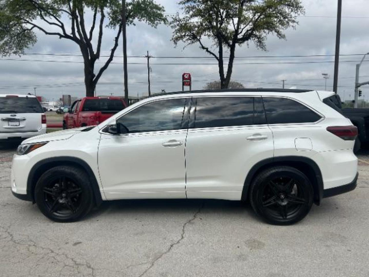 2018 Blizzard Pearl Toyota Highlander SE (5TDKZRFH6JS) with an 3.5L V-6 port/direct injection engine, located at 12182 Garland Rd, Dallas, TX, 75218, (214) 521-2040, 0.000000, 0.000000 - Photo#3