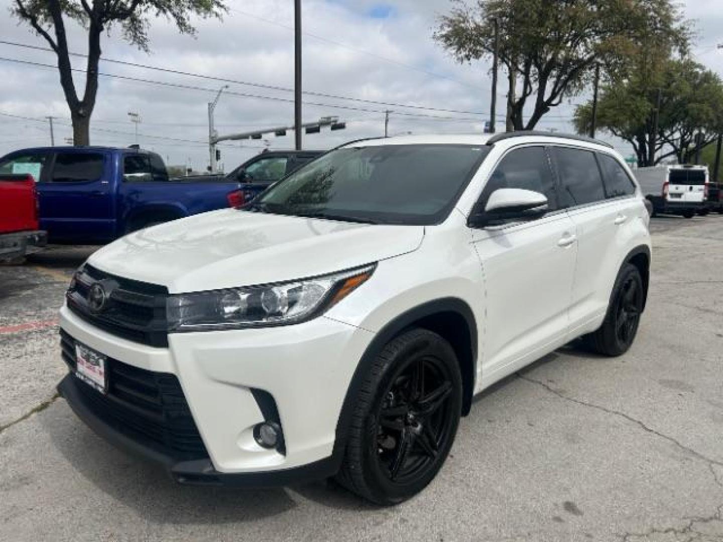 2018 Blizzard Pearl Toyota Highlander SE (5TDKZRFH6JS) with an 3.5L V-6 port/direct injection engine, located at 12182 Garland Rd, Dallas, TX, 75218, (214) 521-2040, 0.000000, 0.000000 - Photo#4