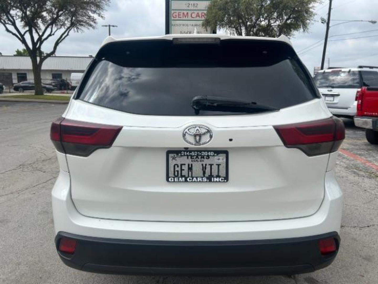 2018 Blizzard Pearl Toyota Highlander SE (5TDKZRFH6JS) with an 3.5L V-6 port/direct injection engine, located at 12182 Garland Rd, Dallas, TX, 75218, (214) 521-2040, 0.000000, 0.000000 - Photo#7