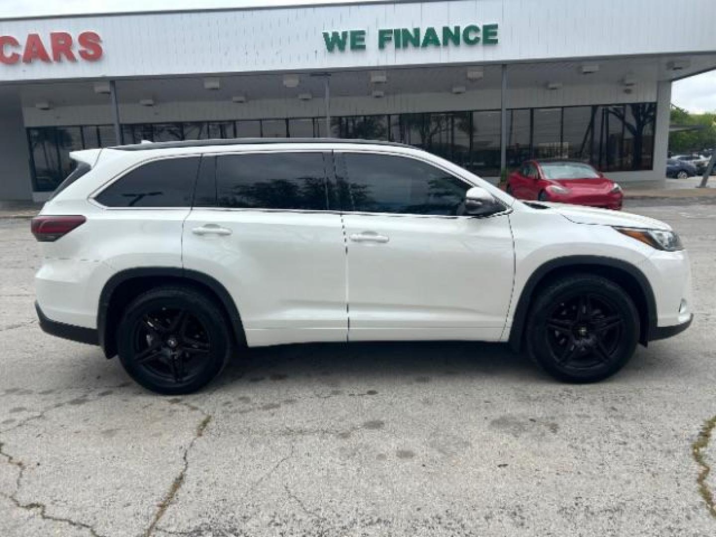 2018 Blizzard Pearl Toyota Highlander SE (5TDKZRFH6JS) with an 3.5L V-6 port/direct injection engine, located at 12182 Garland Rd, Dallas, TX, 75218, (214) 521-2040, 0.000000, 0.000000 - Photo#8