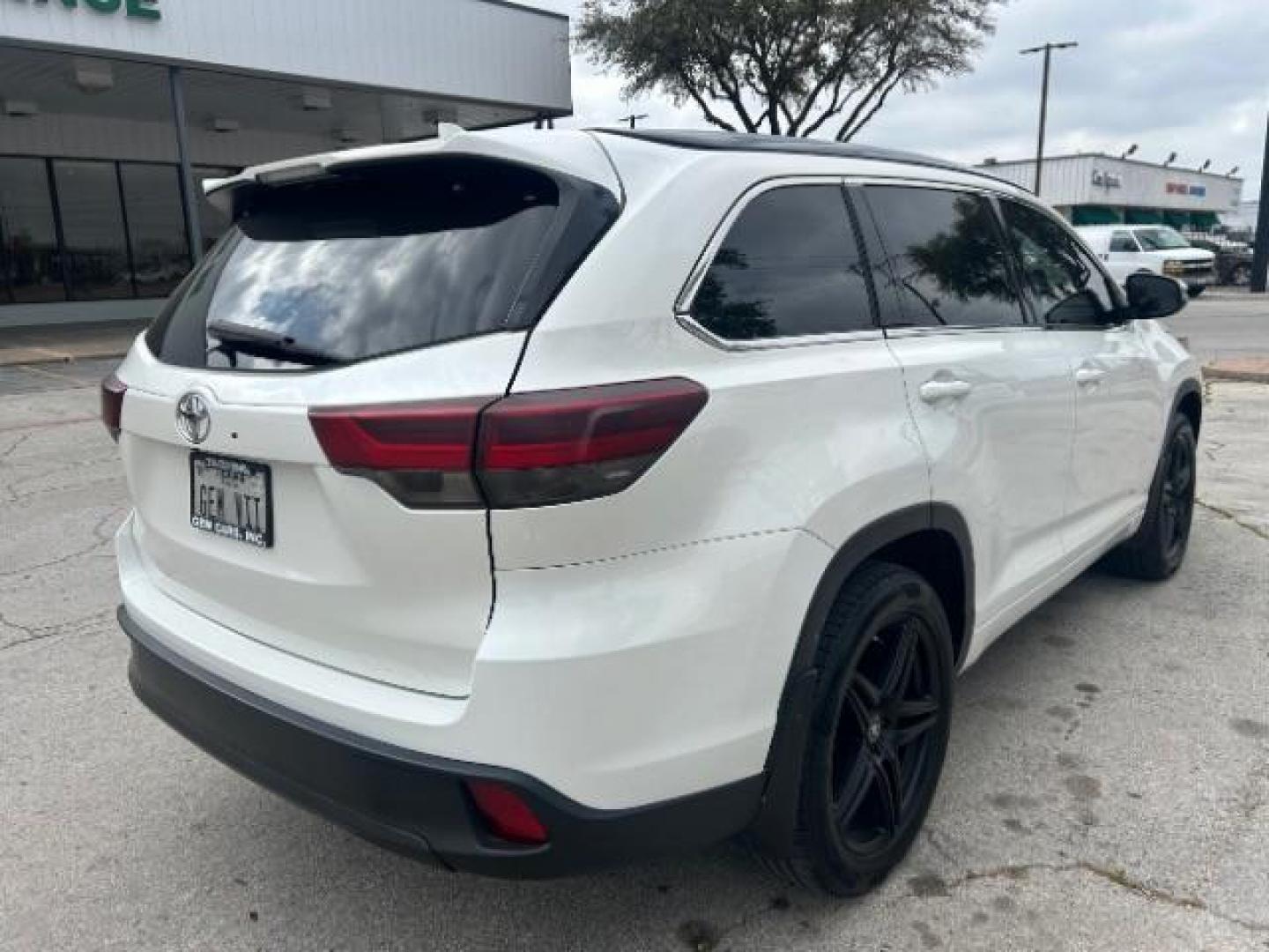 2018 Blizzard Pearl Toyota Highlander SE (5TDKZRFH6JS) with an 3.5L V-6 port/direct injection engine, located at 12182 Garland Rd, Dallas, TX, 75218, (214) 521-2040, 0.000000, 0.000000 - Photo#9